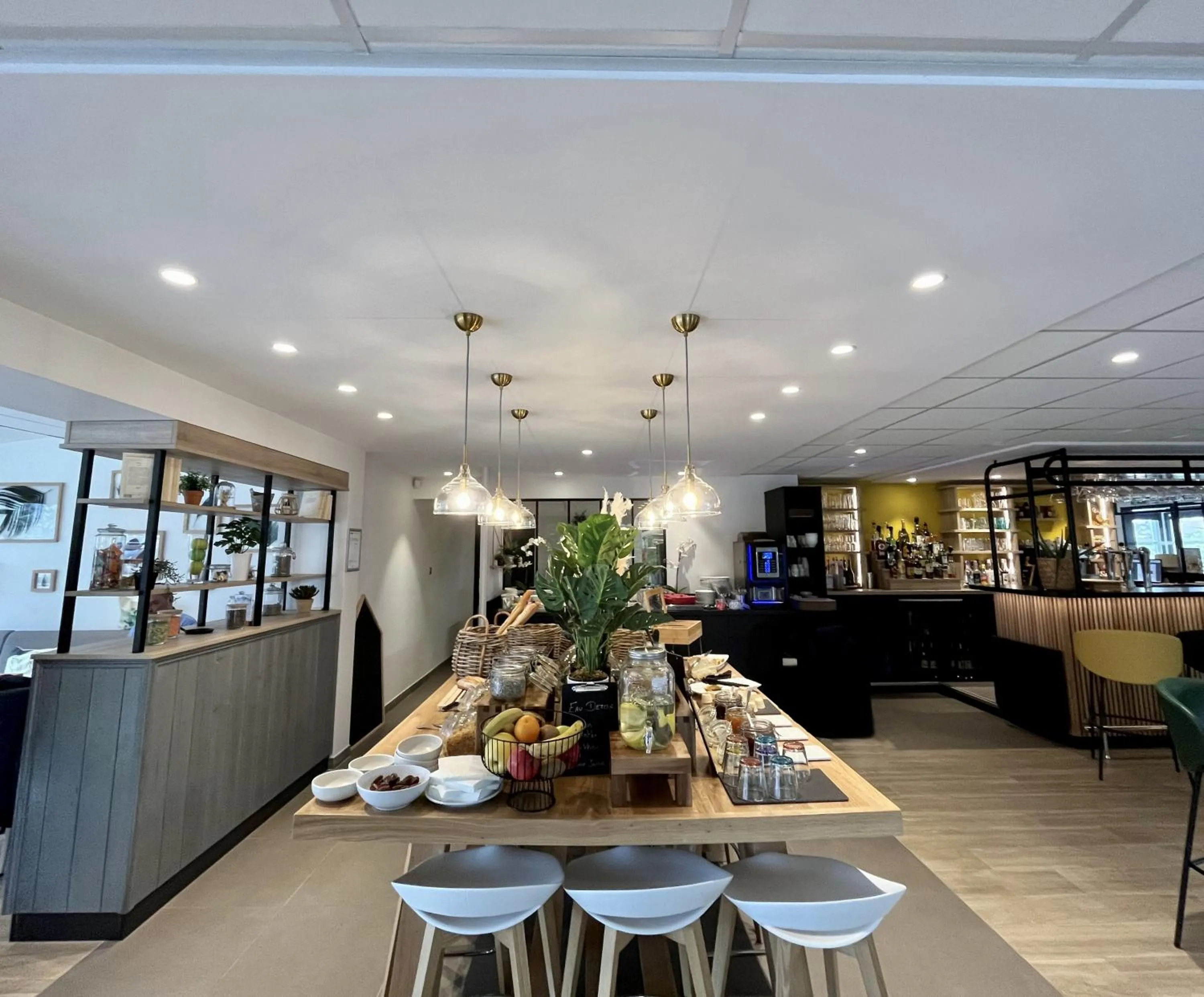 Food and drinks in Campanile Orange Centre sortie 21 sur A7 A9