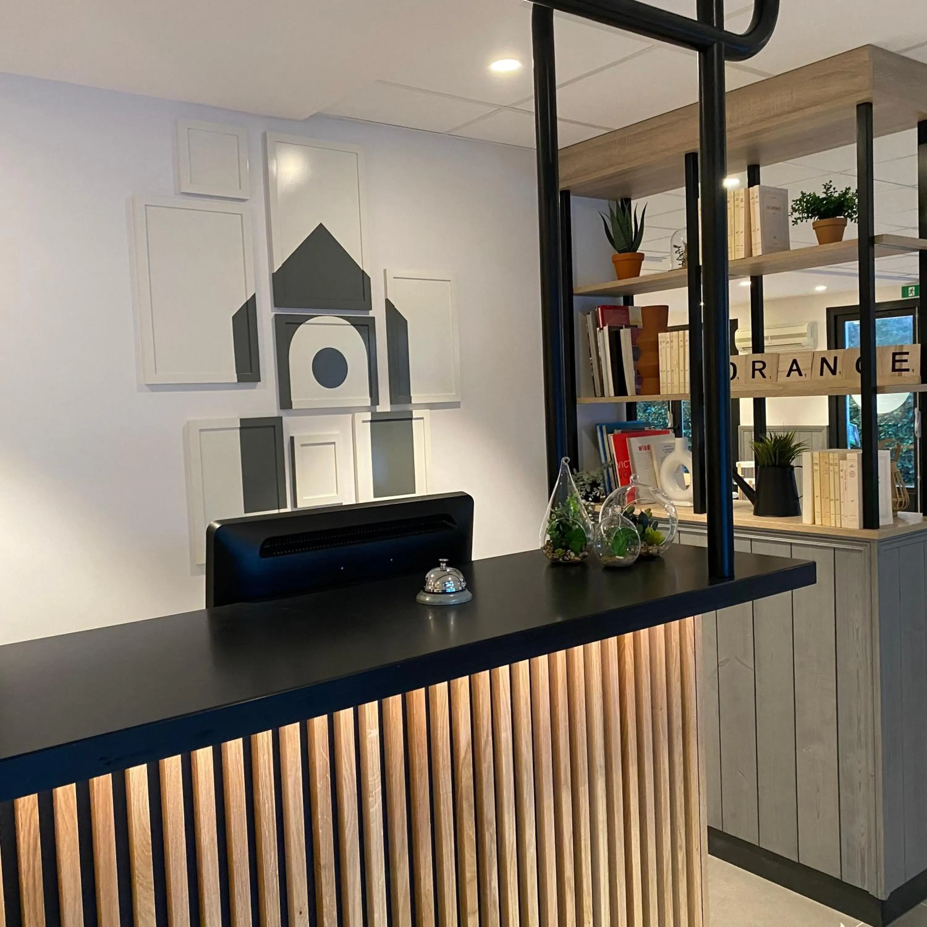 Facade/entrance in Campanile Orange Centre sortie 21 sur A7 A9