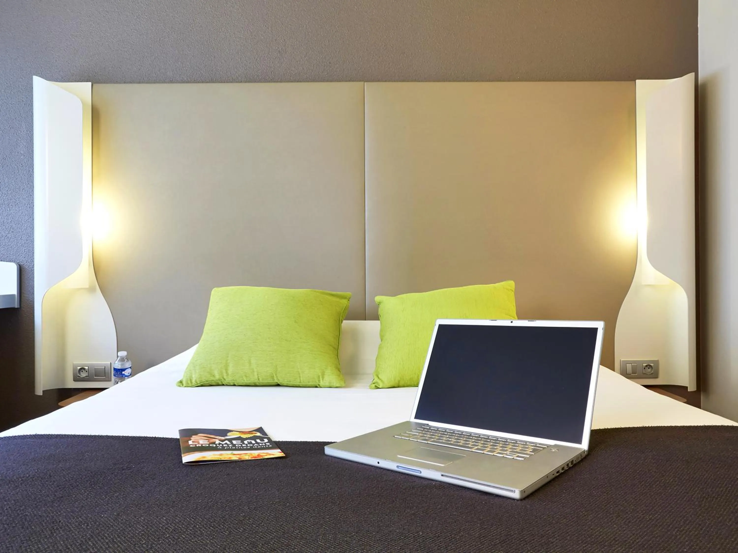 Bed in Campanile Orange Centre sortie 21 sur A7 A9