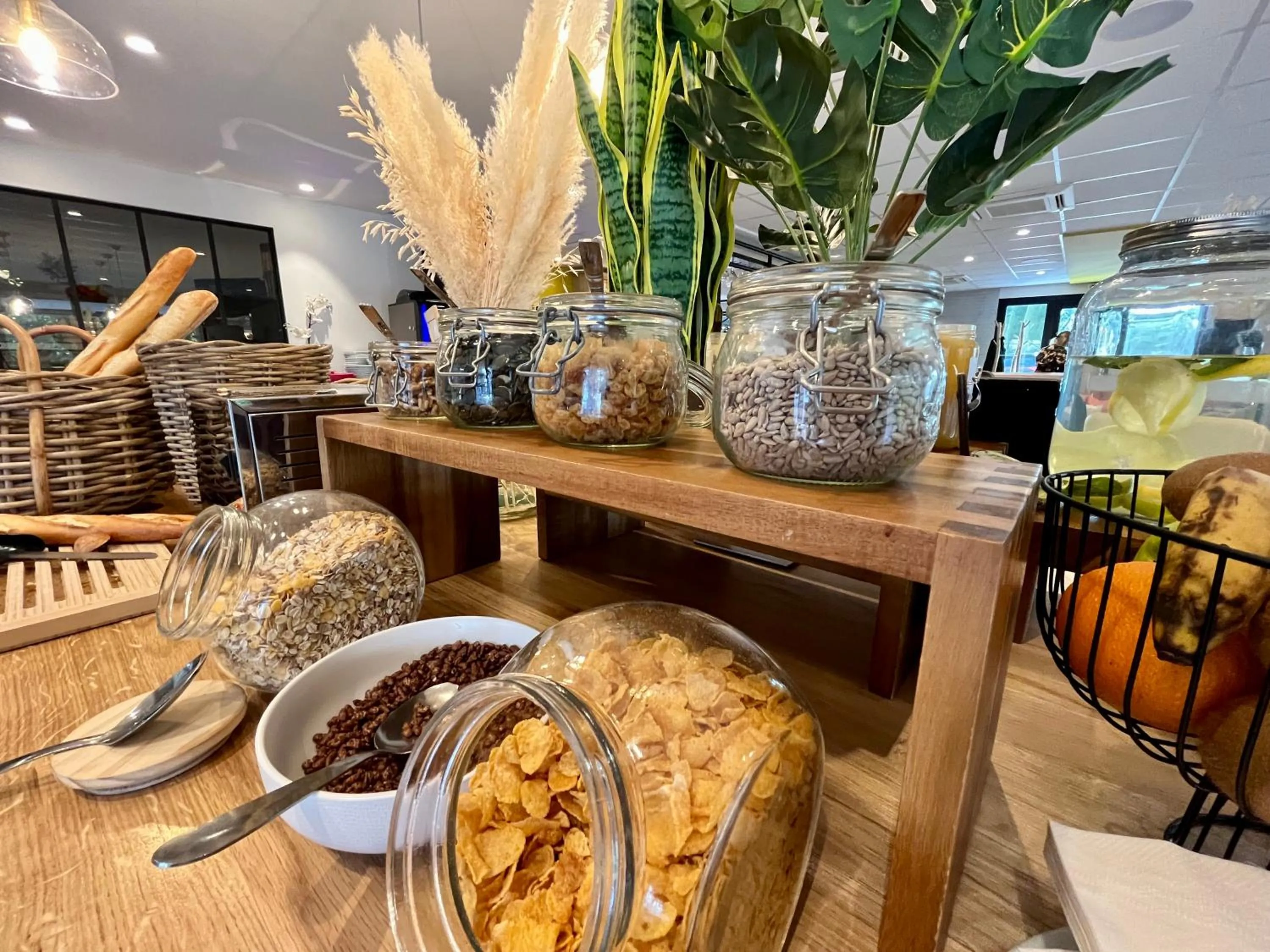 Food and drinks in Campanile Orange Centre sortie 21 sur A7 A9