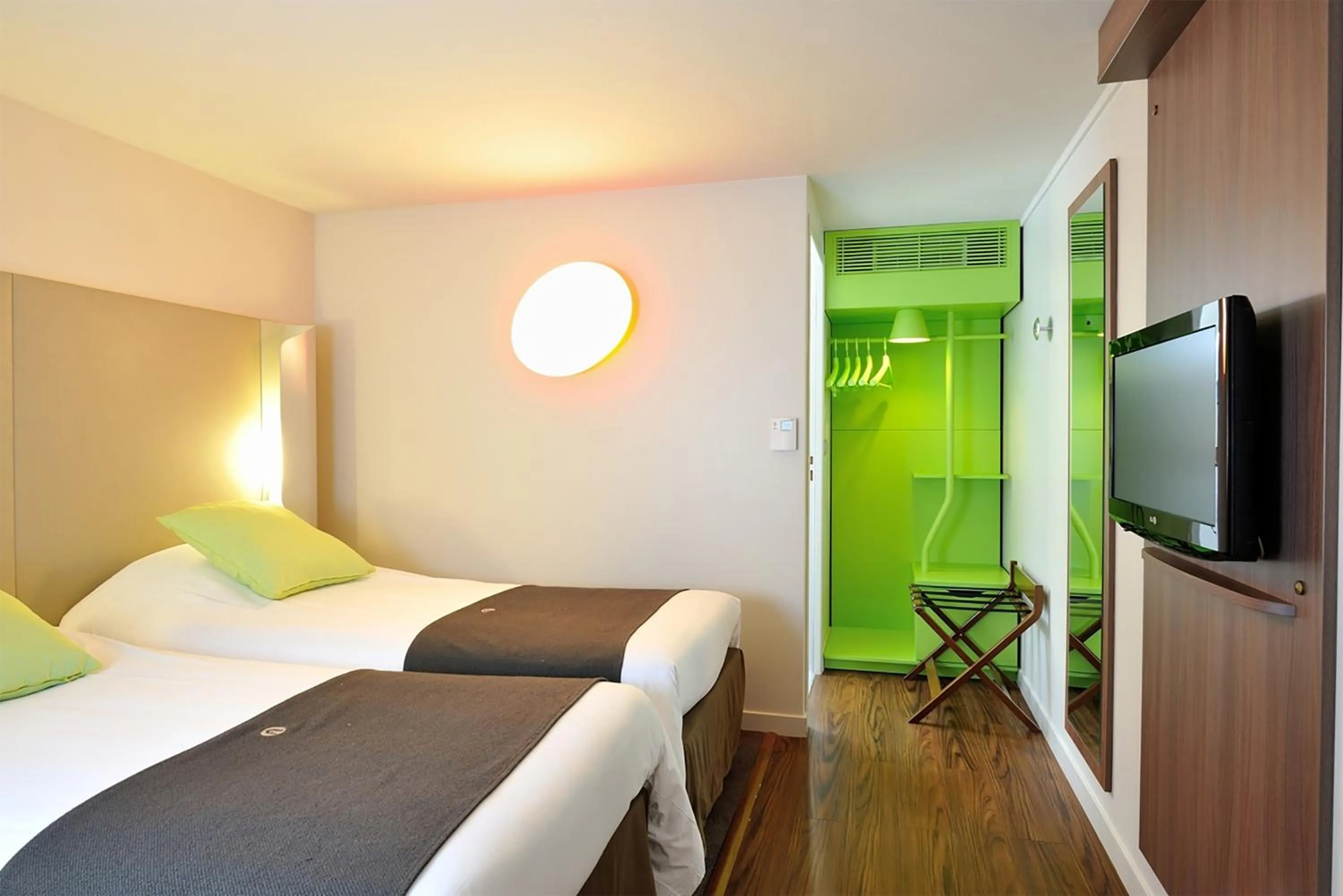 Bed in Campanile Orange Centre sortie 21 sur A7 A9