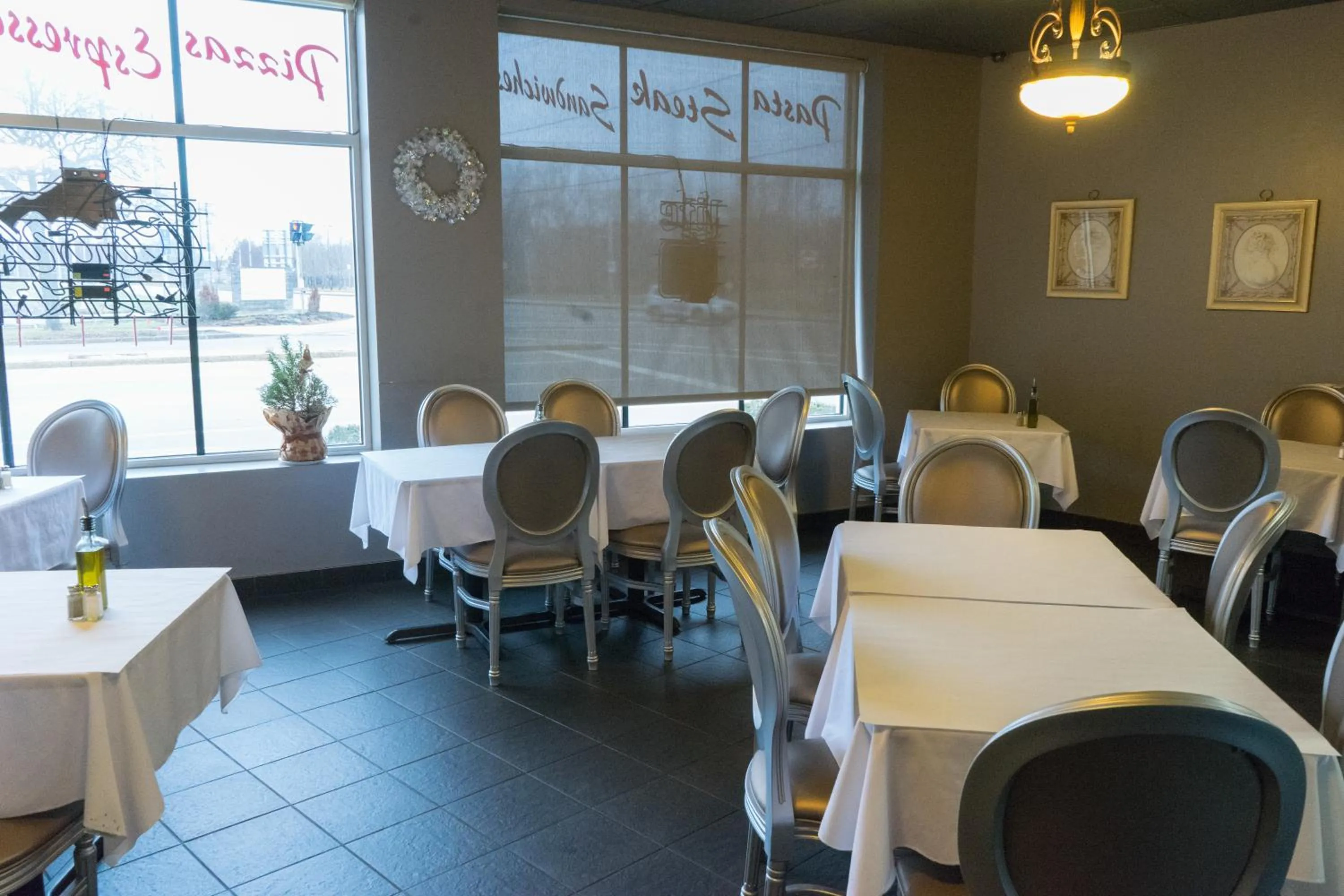 Restaurant/places to eat in Kalika Hotel