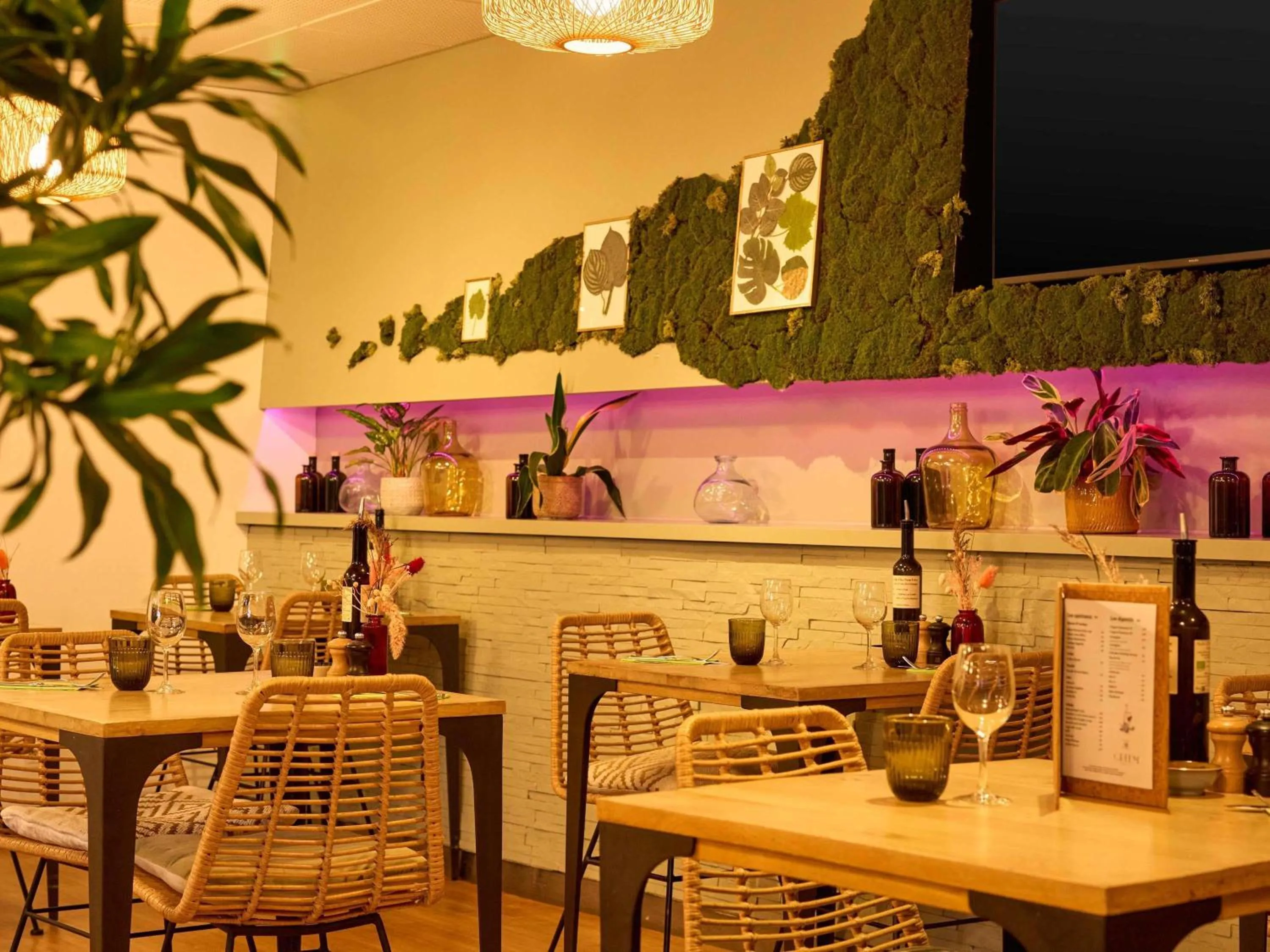 Restaurant/places to eat in Novotel Paris La Defense Esplanade