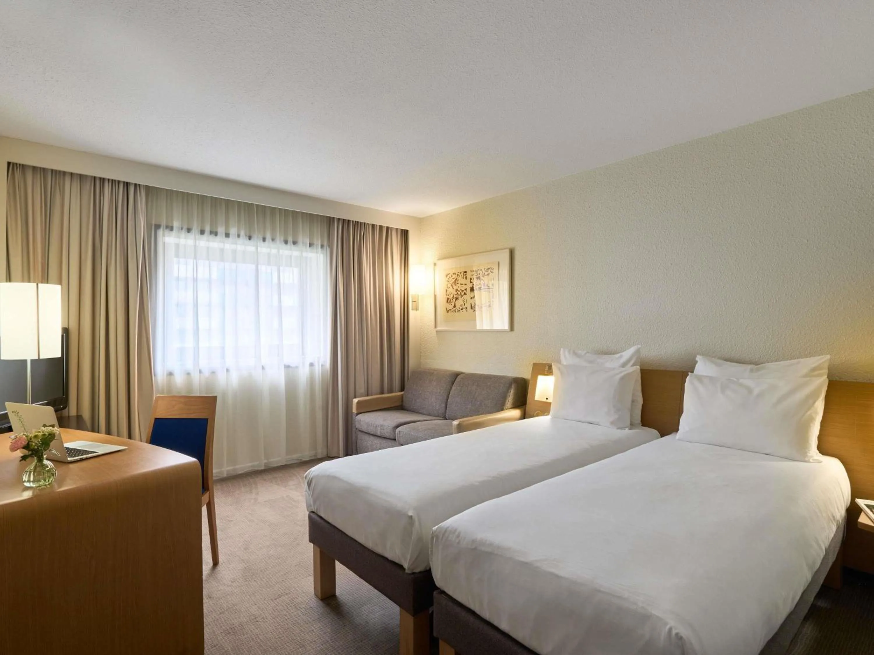 Property building, Bed in Novotel Paris La Defense Esplanade