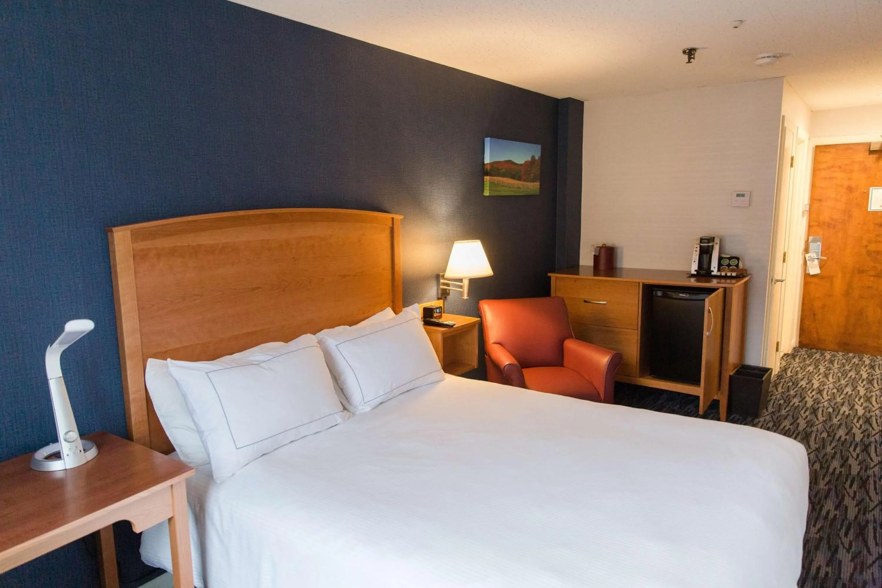 Photo of the whole room, Bed in Capitol Plaza Hotel Montpelier Tapestry Collection by Hilton