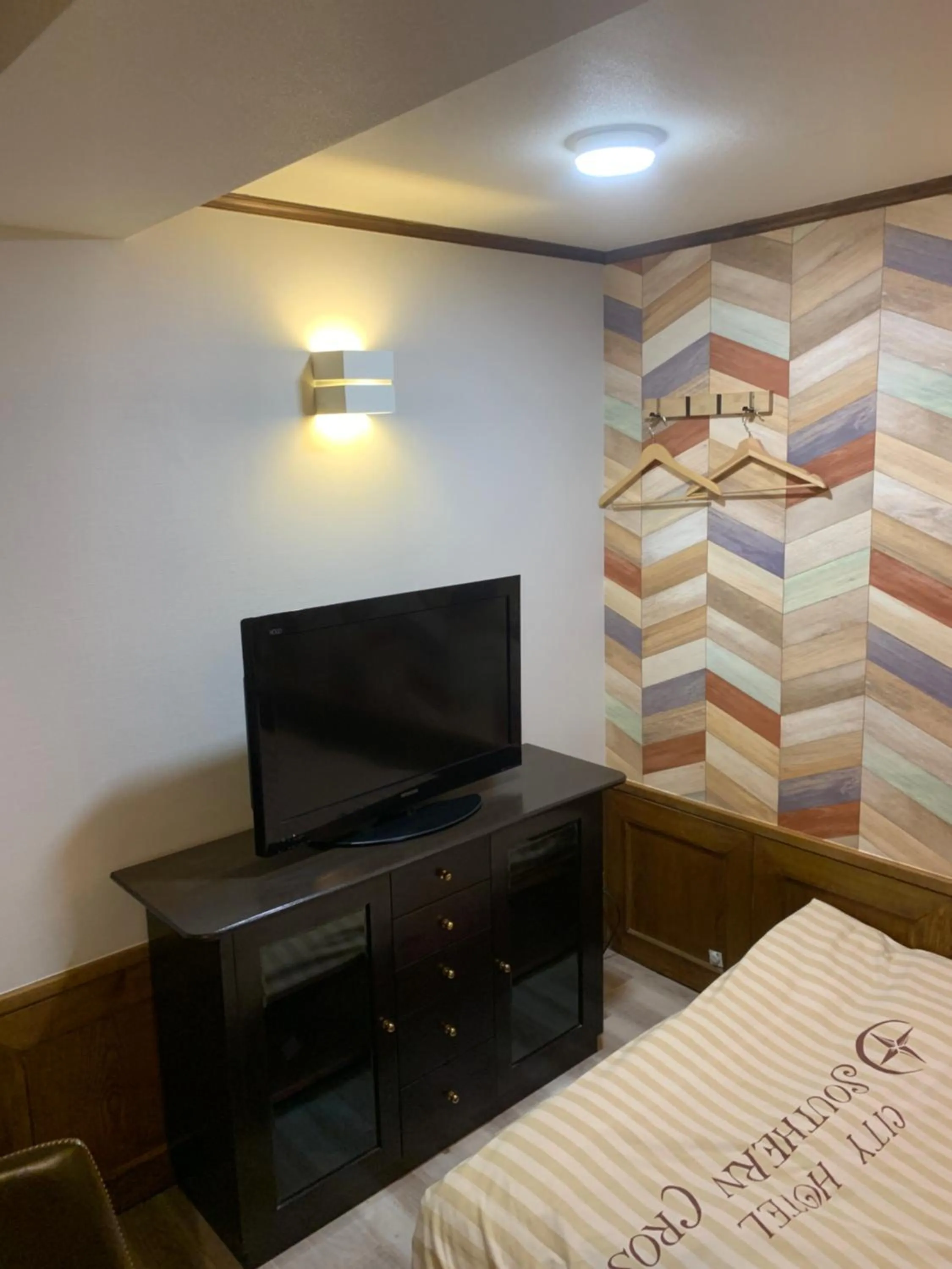 Bed in City Hotel Southern Cross