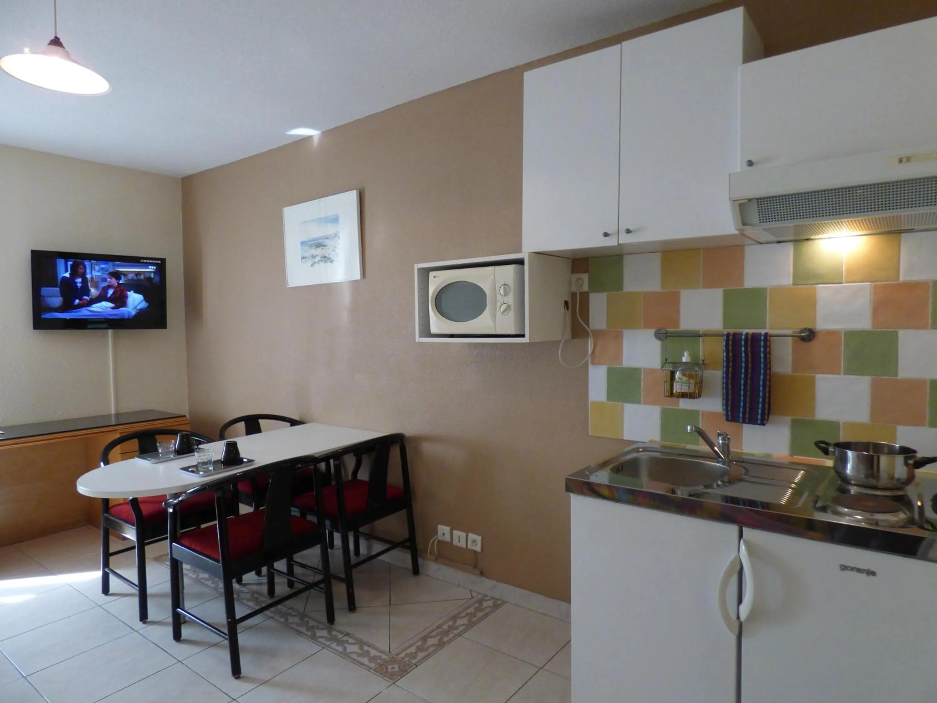 TV and multimedia in Appart'Hotel Festival Sud Suites - Avignon TGV