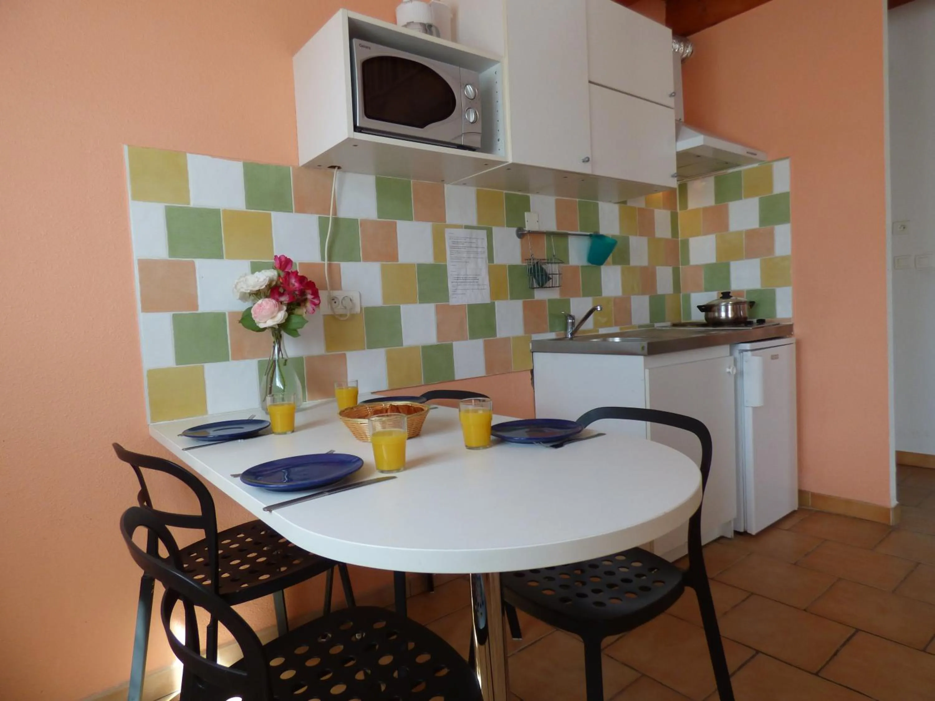 Dining area in Appart'Hotel Festival Sud Suites - Avignon TGV