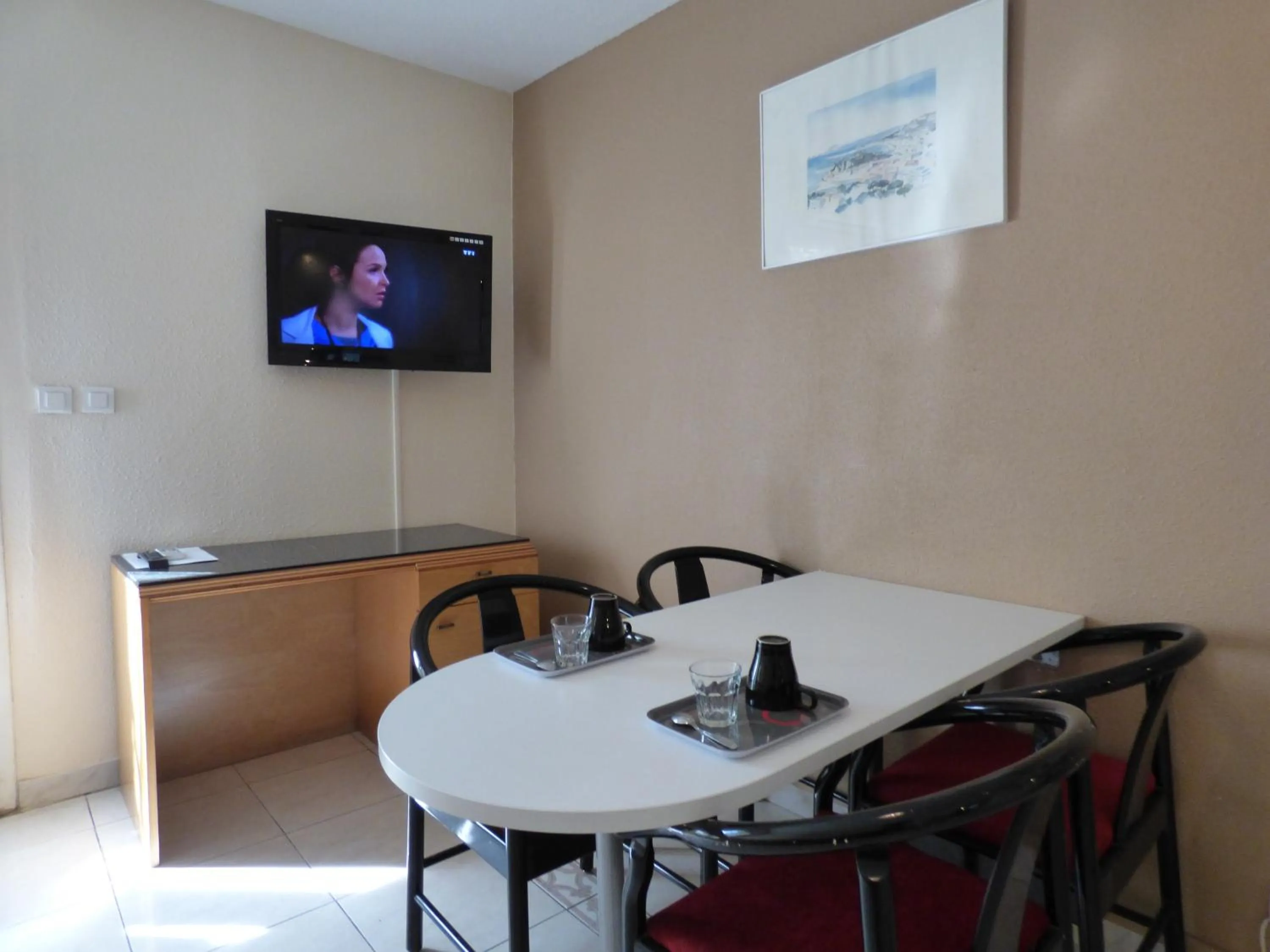 TV and multimedia in Appart'Hotel Festival Sud Suites - Avignon TGV