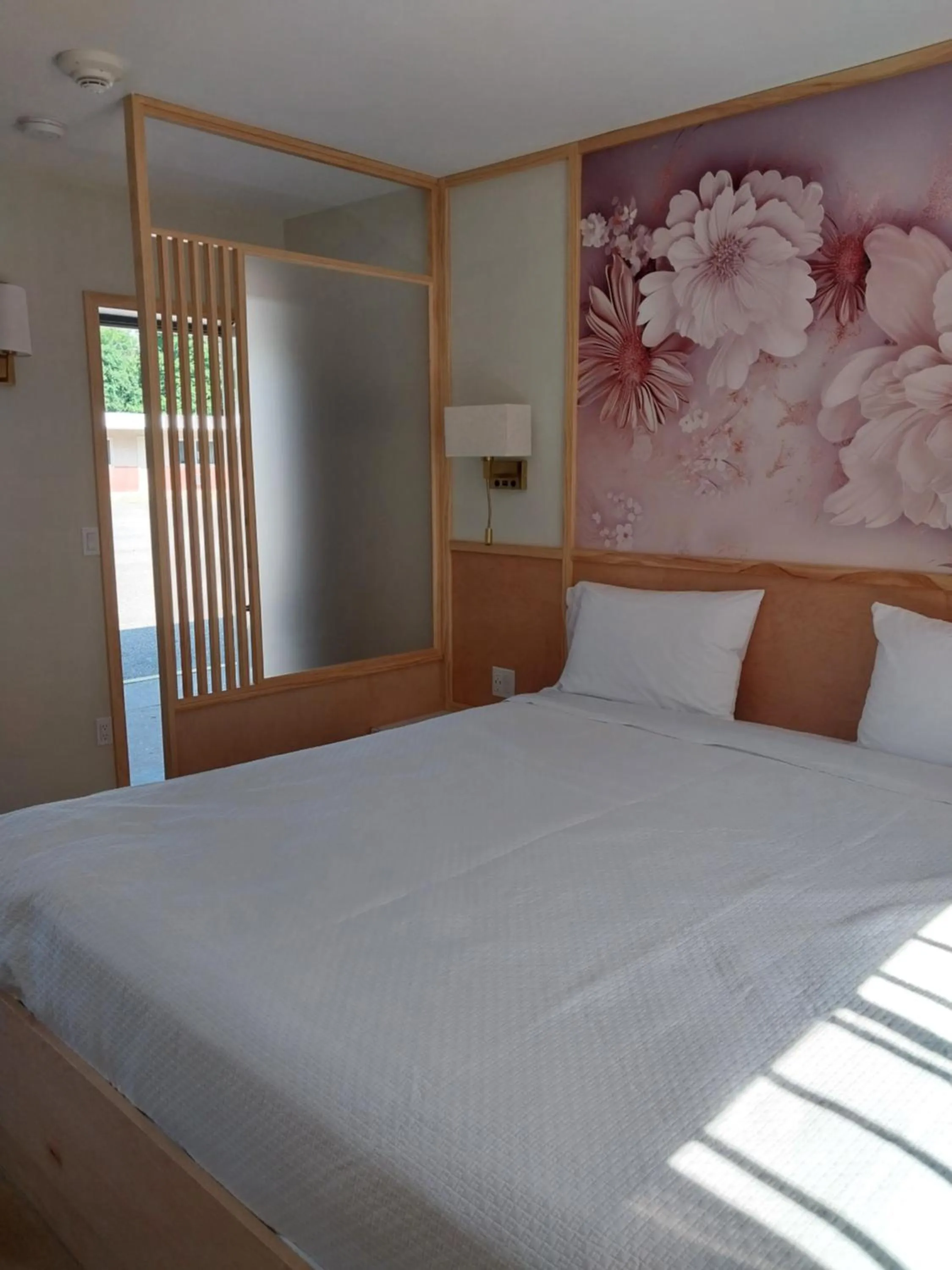 Bed in Greenview Inn Riverhead