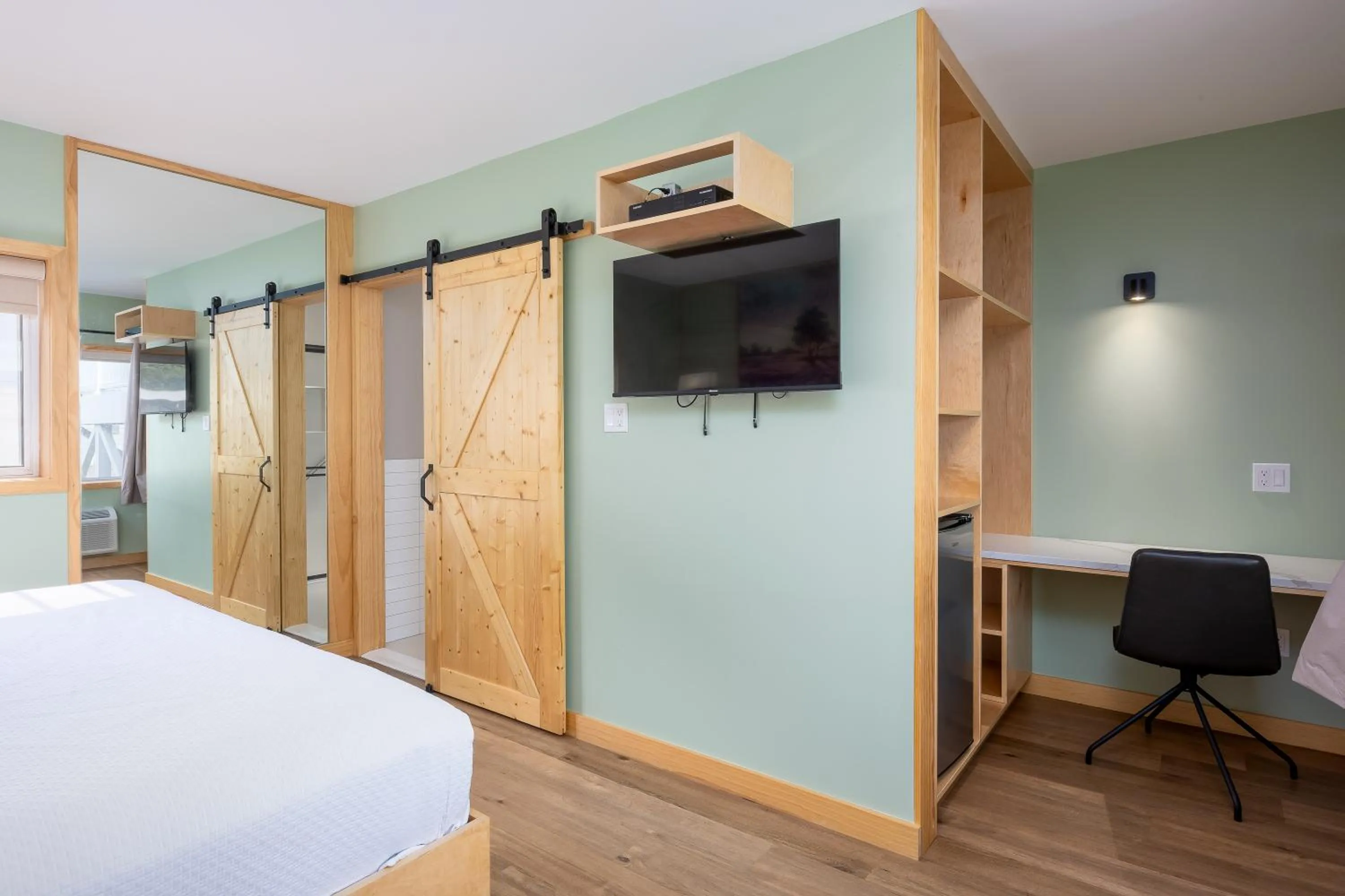 Bed in Greenview Inn Riverhead