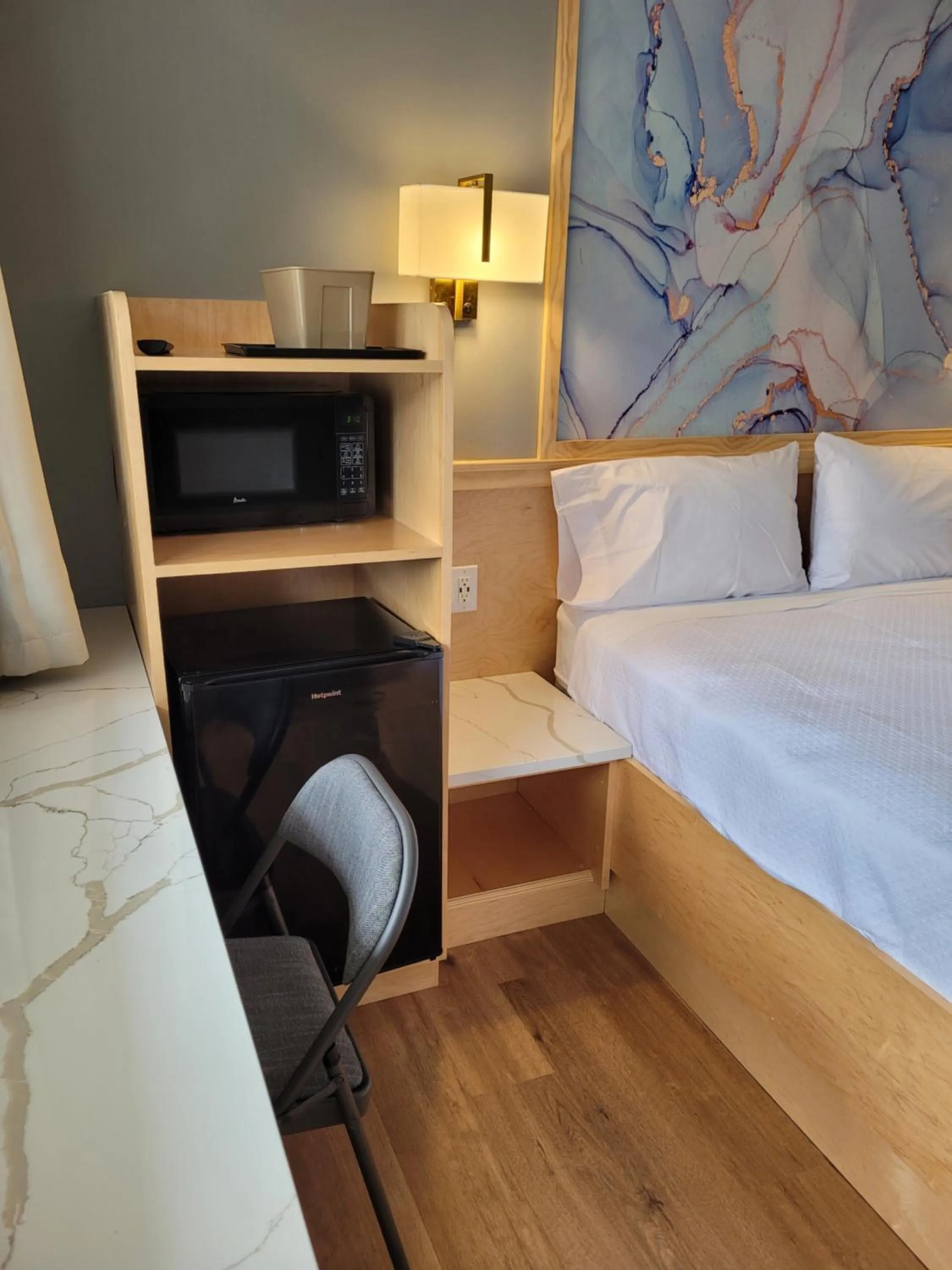 Bed in Greenview Inn Riverhead