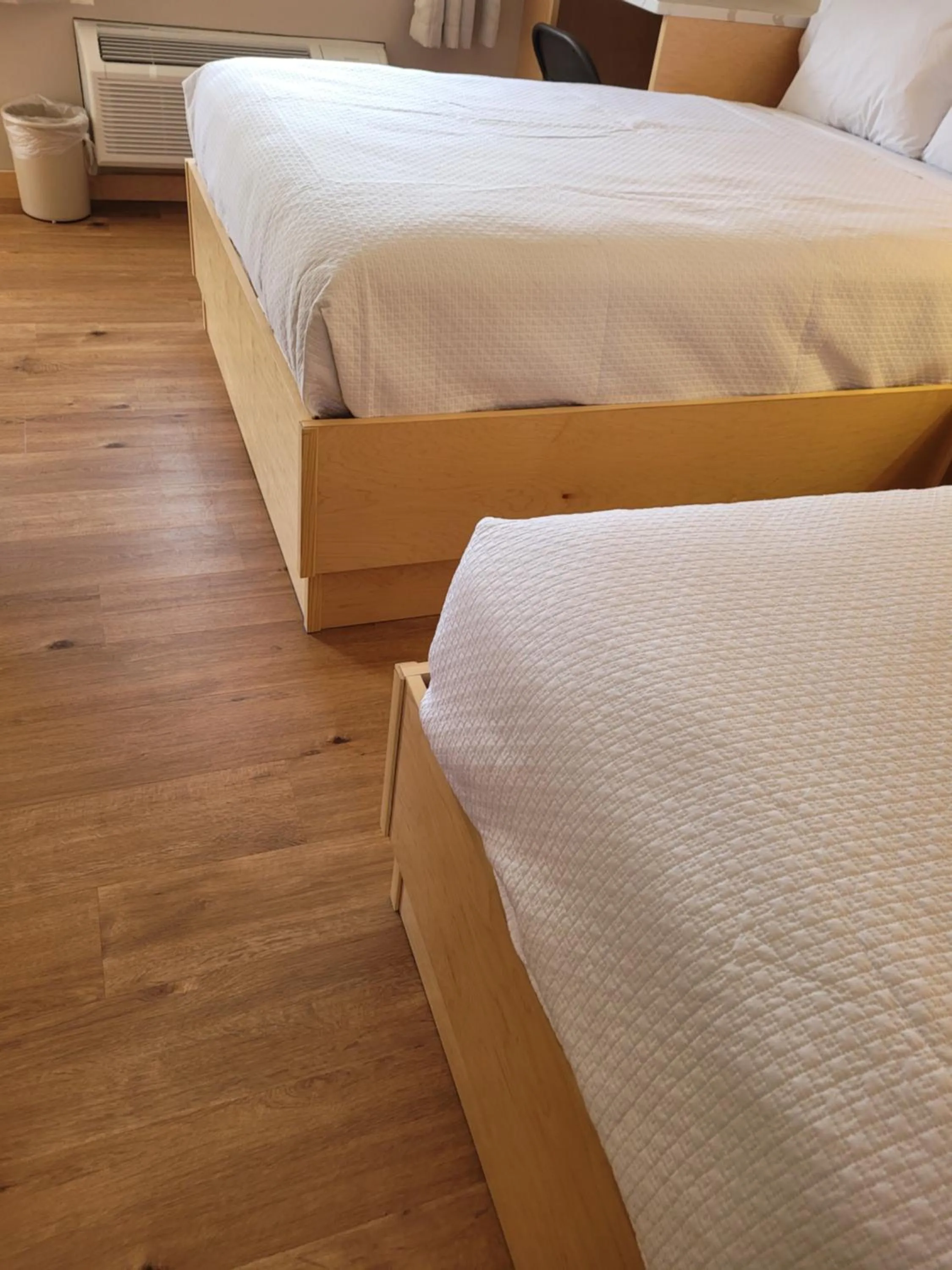 Bed in Greenview Inn Riverhead