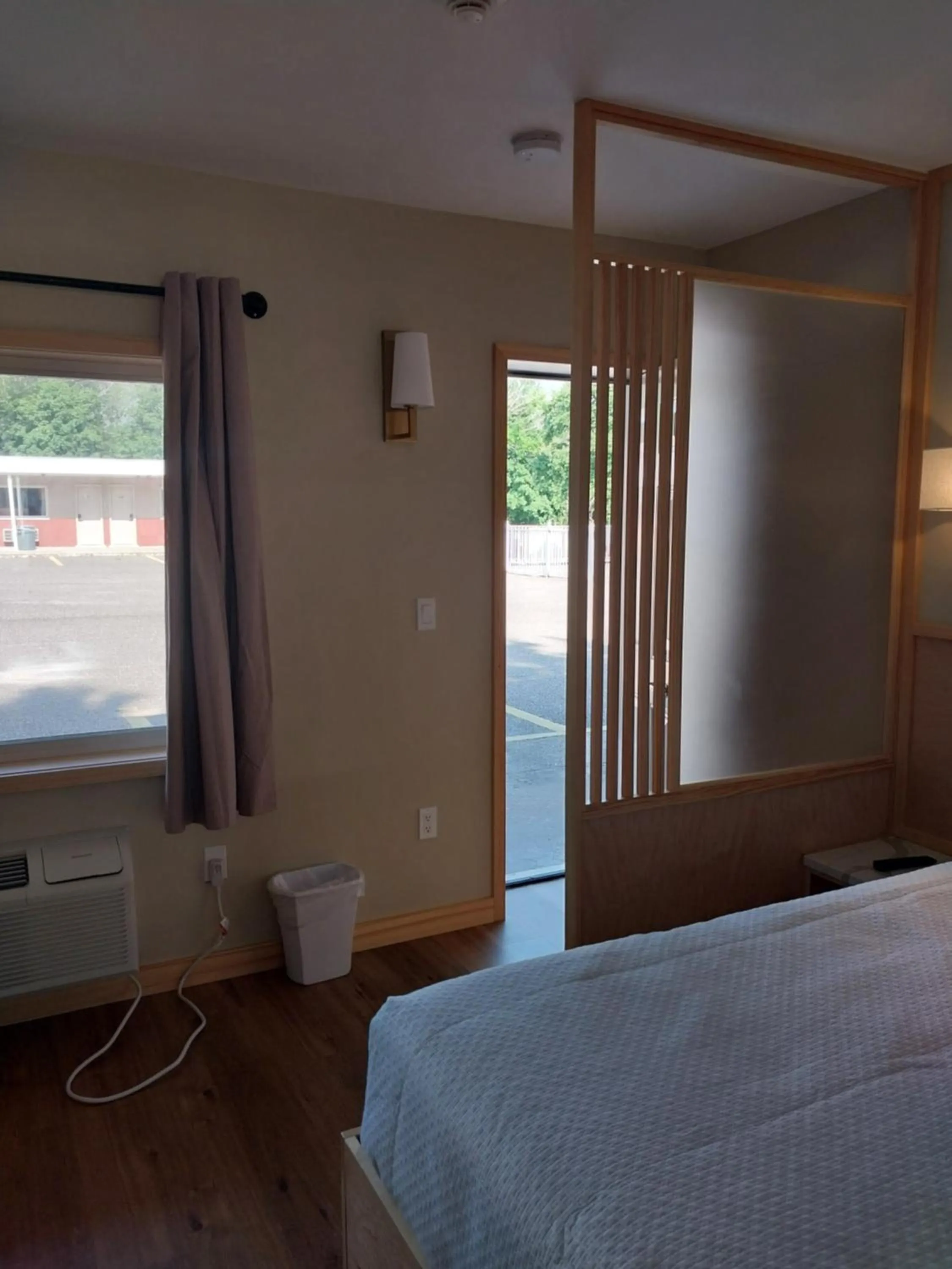 Bed in Greenview Inn Riverhead