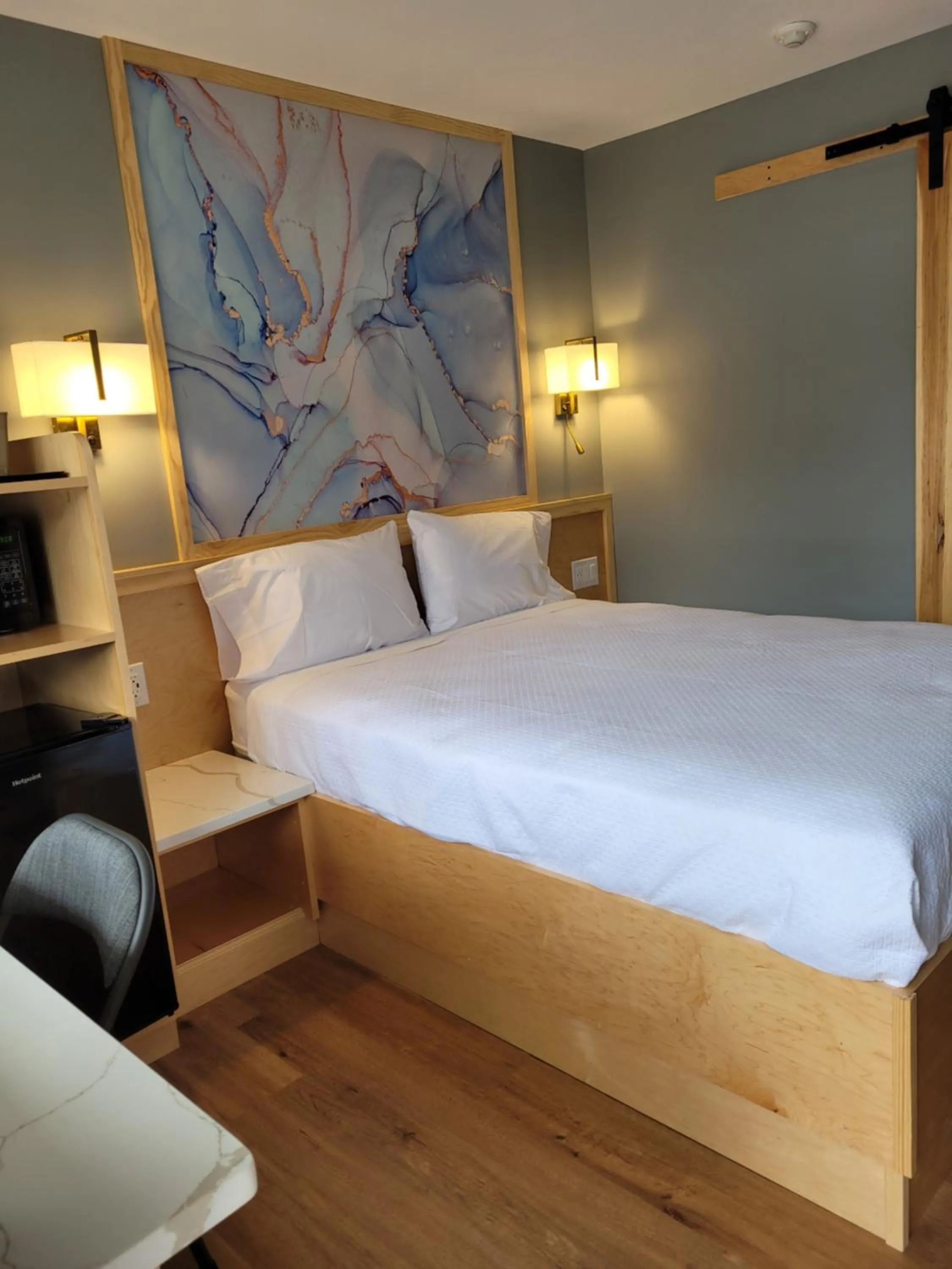 Bed in Greenview Inn Riverhead