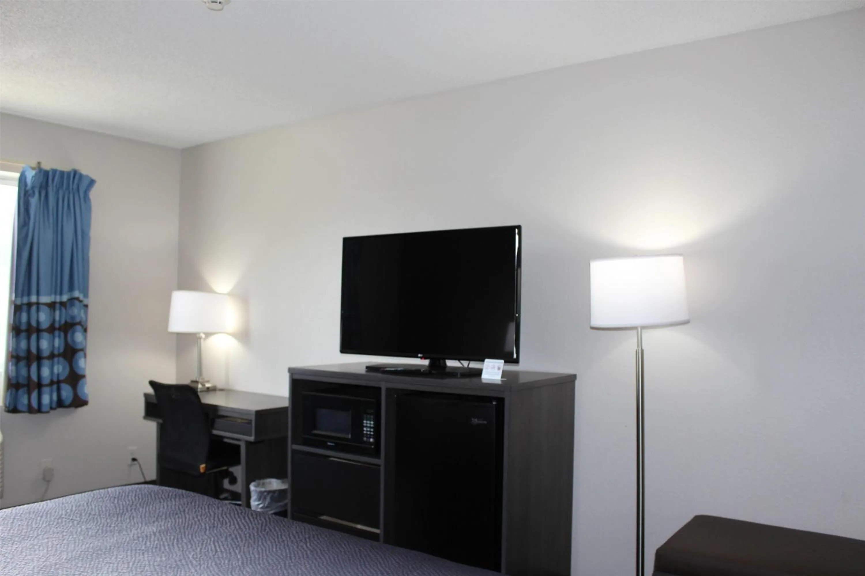 Photo of the whole room, Bed in Super 8 by Wyndham Gardner