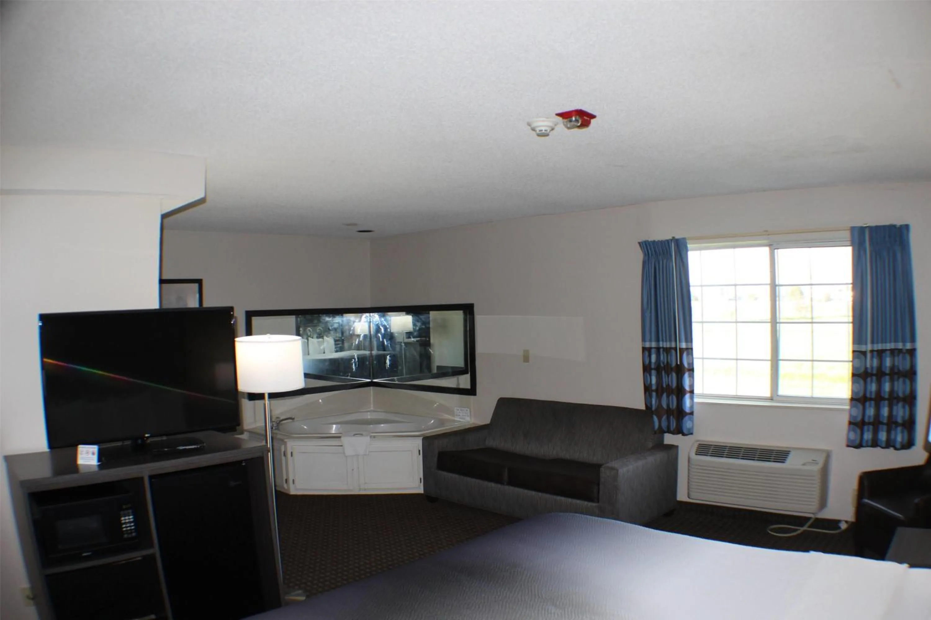 Photo of the whole room in Super 8 by Wyndham Gardner