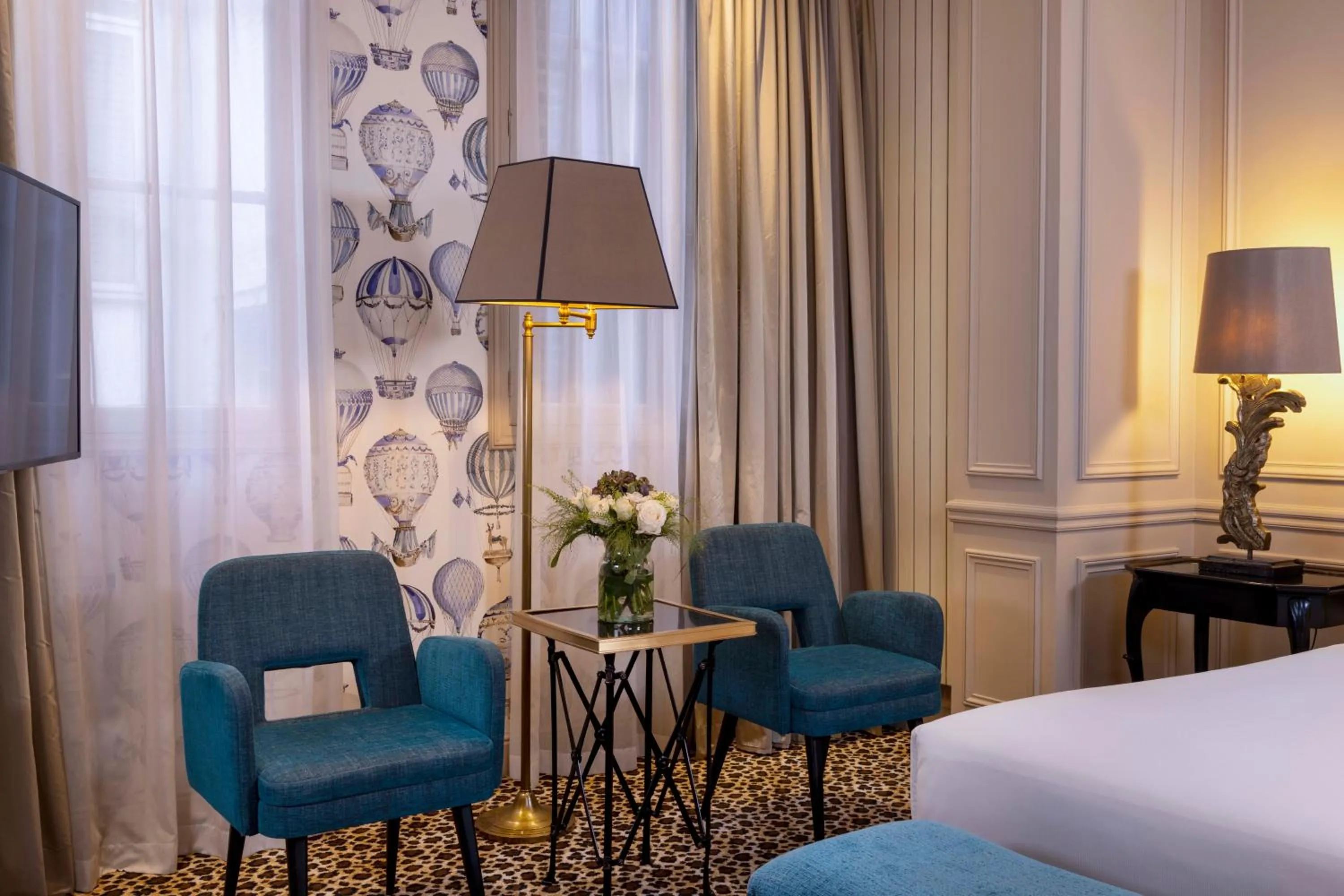 Living room, Bed in Hotel West-End