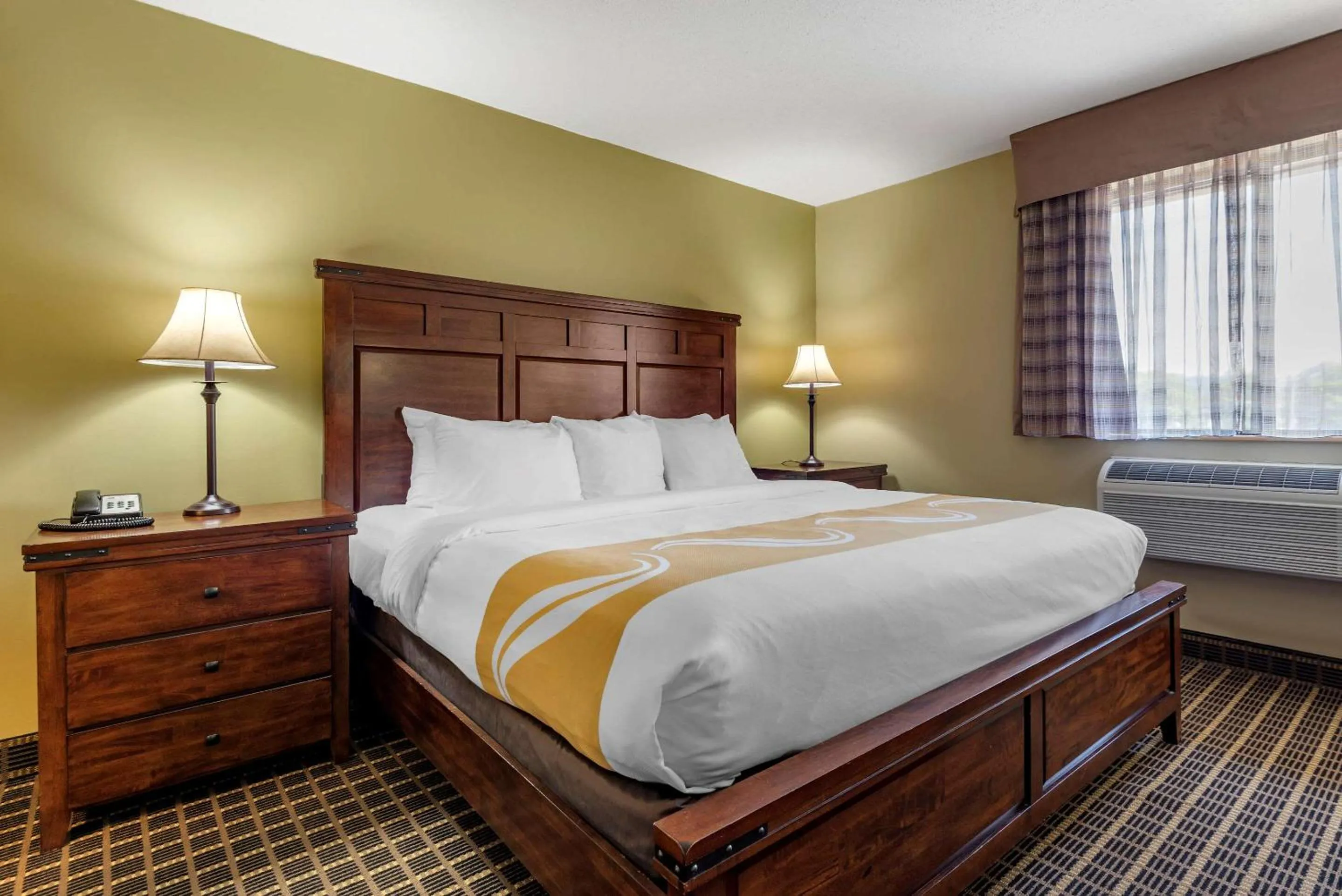 Photo of the whole room, Bed in Quality Inn & Suites Warren