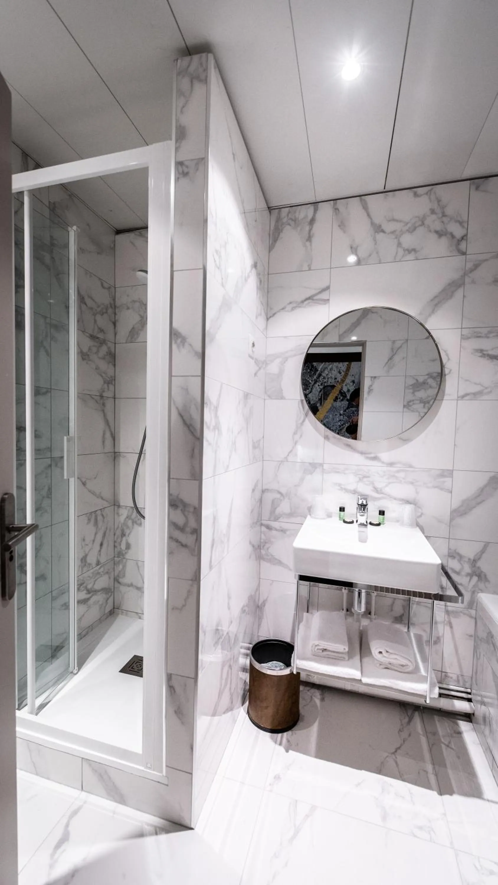 Shower in Hôtel du Parc Montparnasse