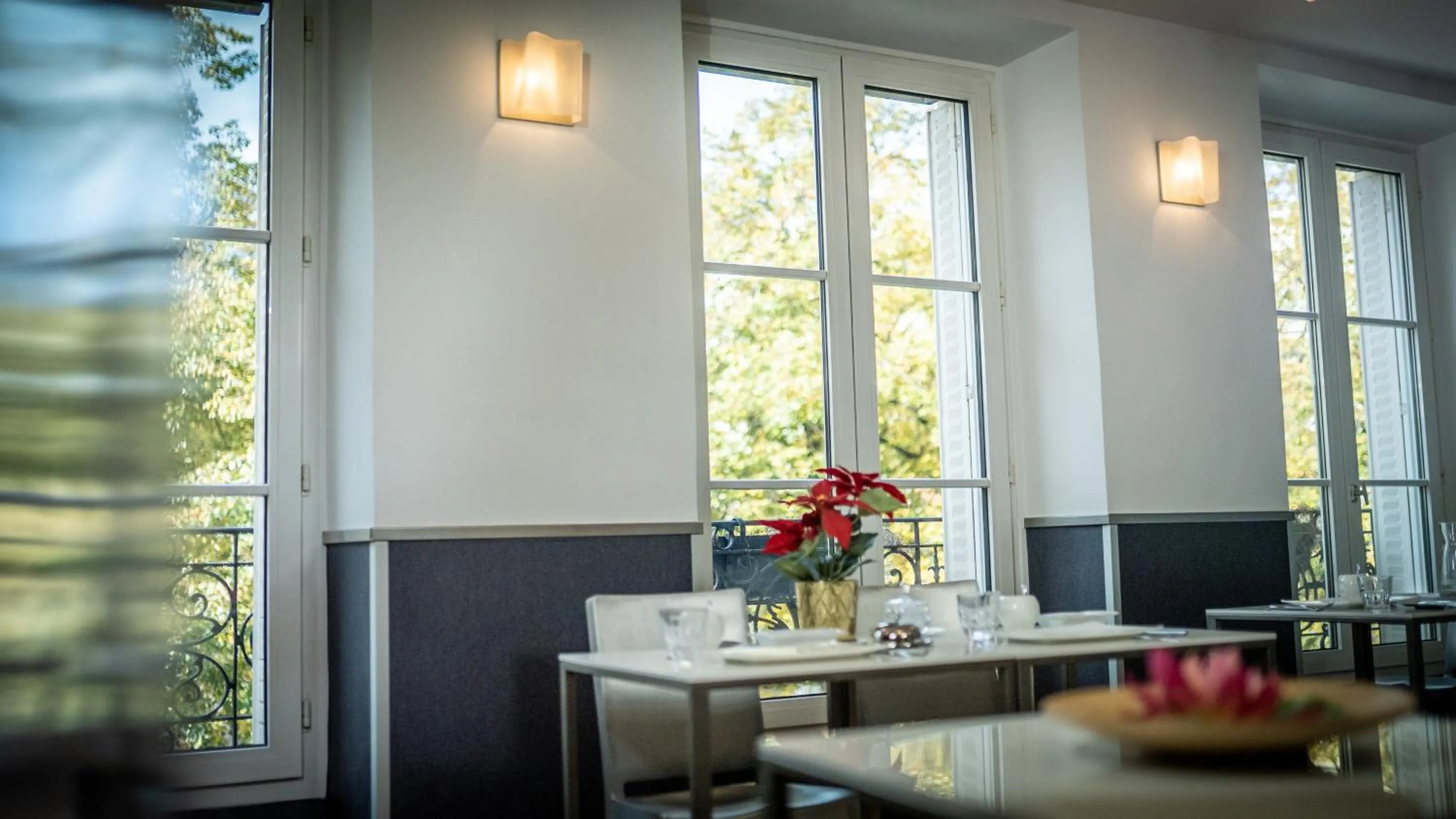 Garden view in Hôtel du Parc Montparnasse