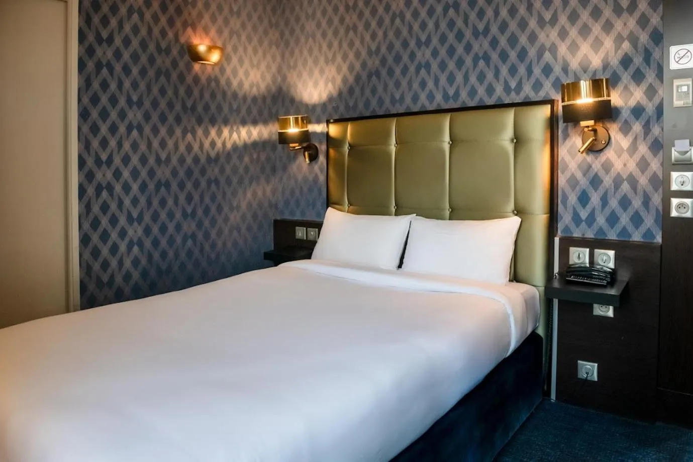 Bed in Hôtel du Parc Montparnasse