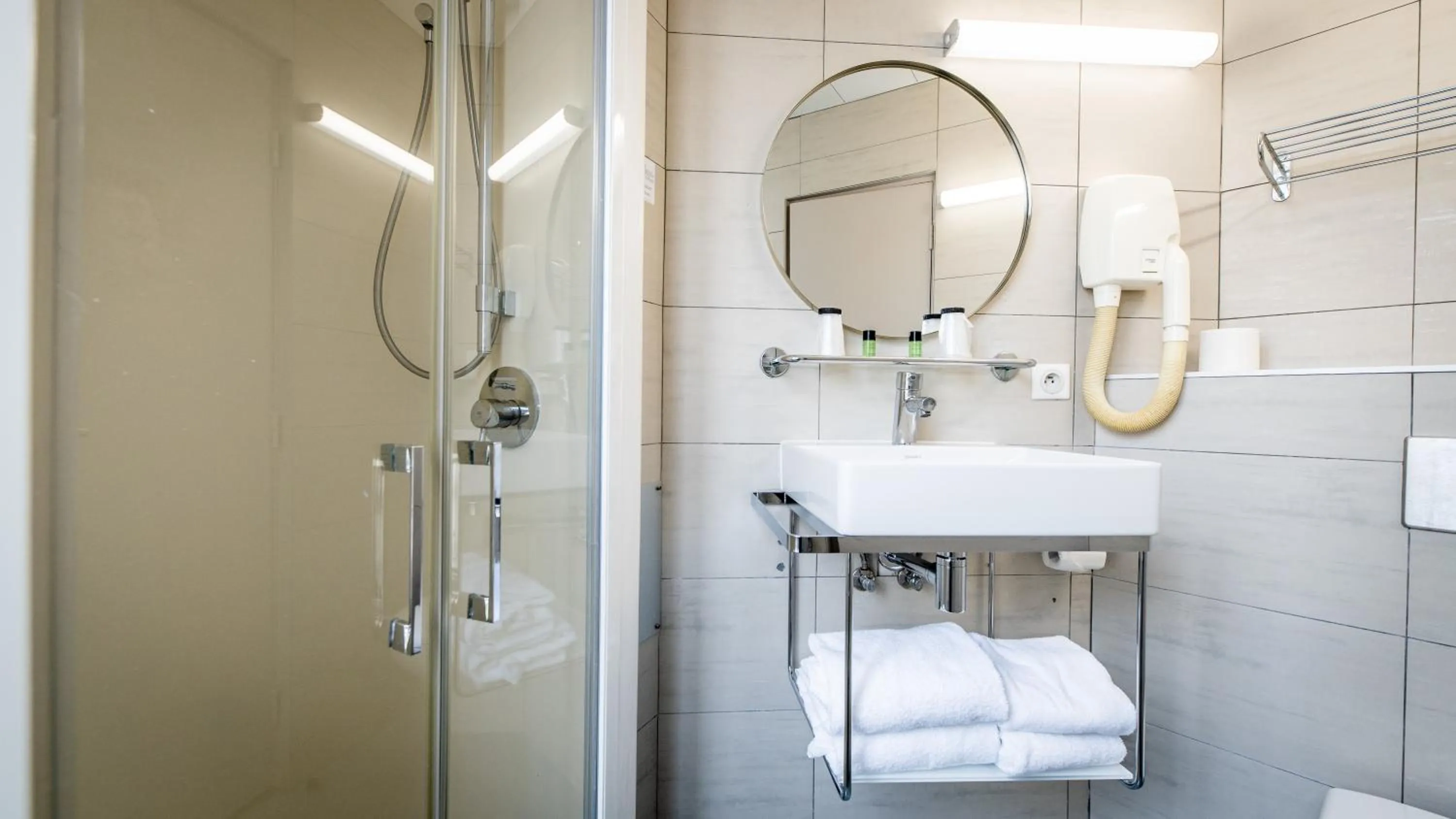 Shower in Hôtel du Parc Montparnasse
