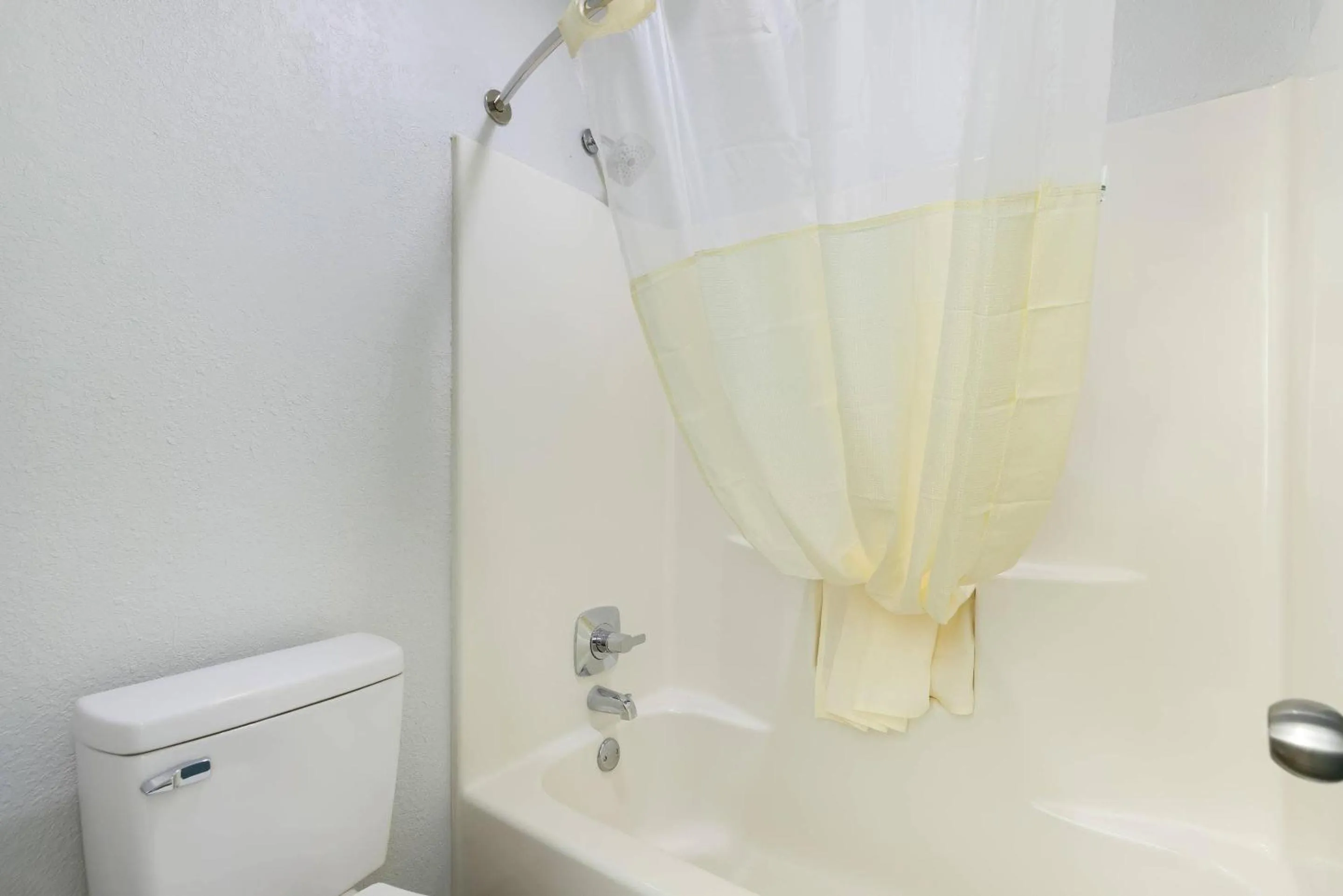 Bedroom in Rodeway Inn Muskogee