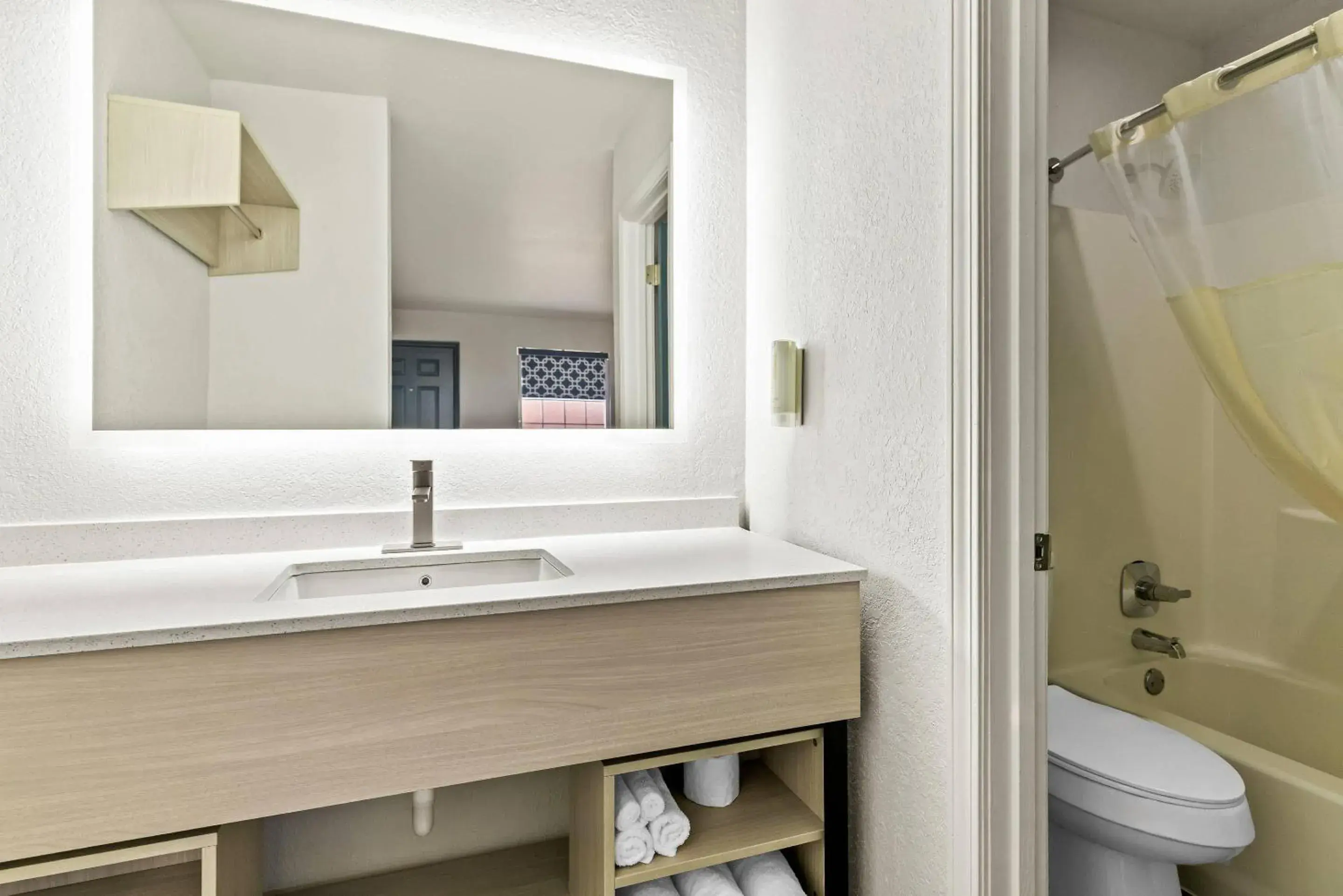 King Room - Non Smoking in Rodeway Inn Muskogee King Room - Non Smoking in Rodeway Inn Muskogee