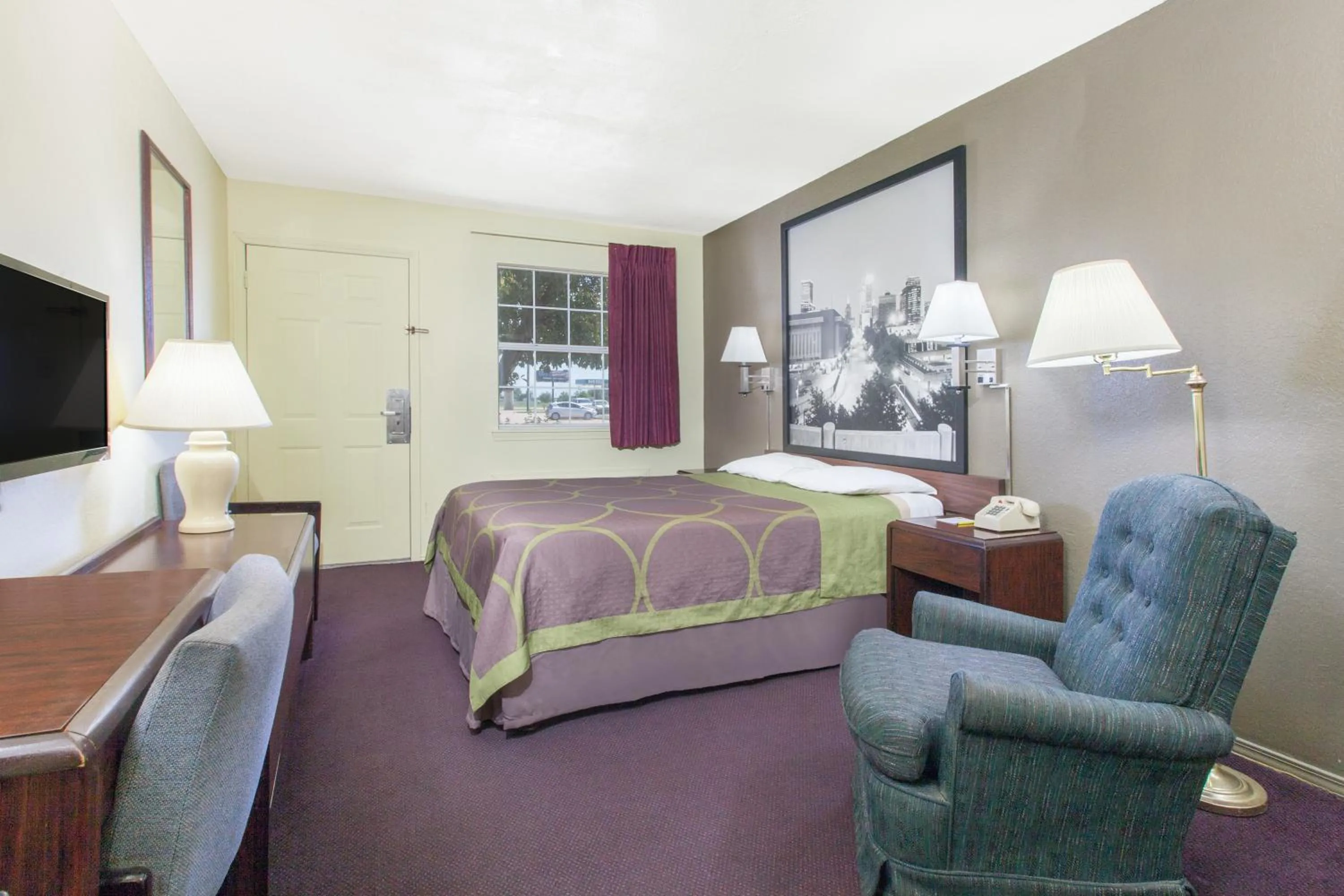 Bedroom, Bed in Super 8 by Wyndham Muskogee