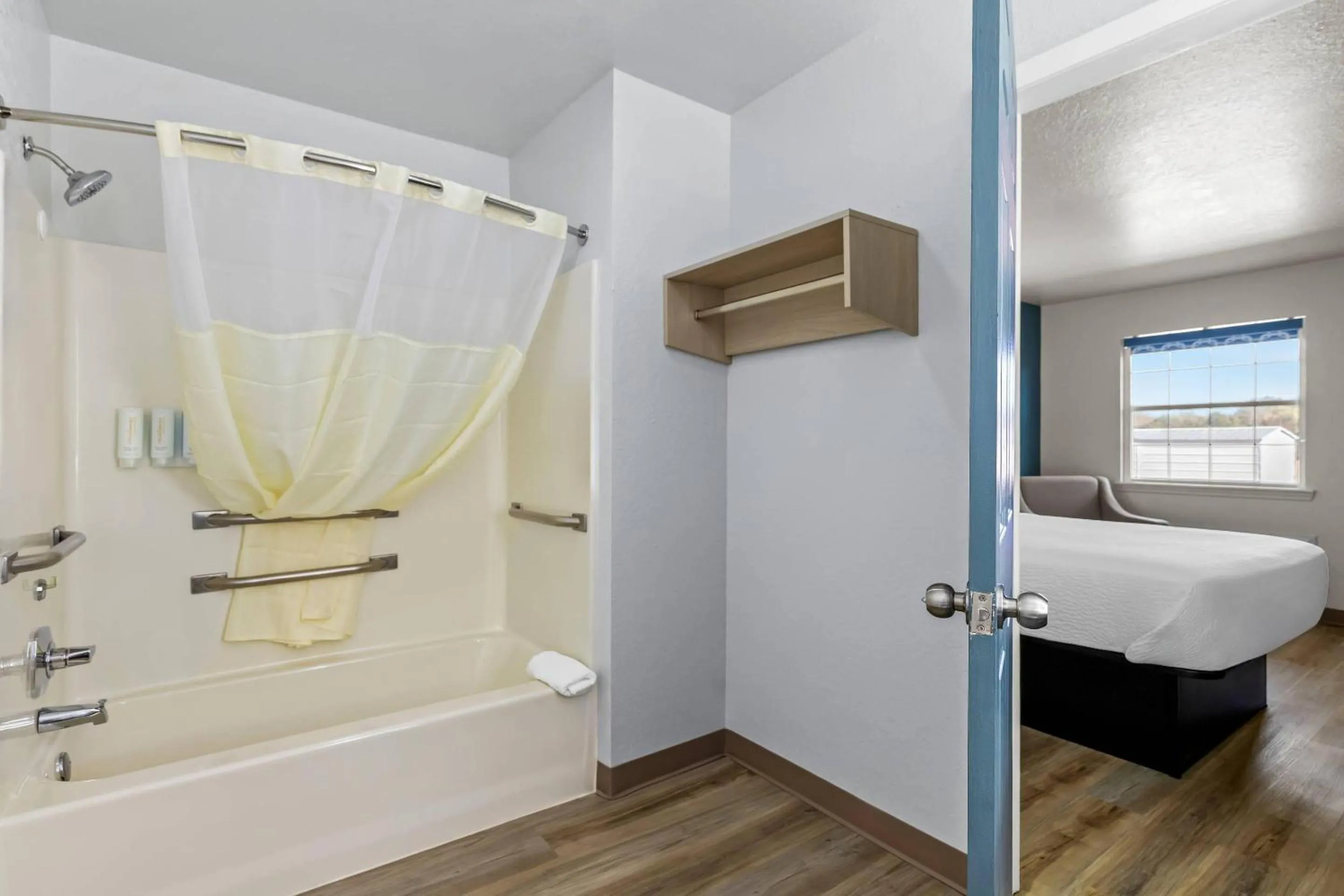 Bedroom, Bed in Rodeway Inn Muskogee