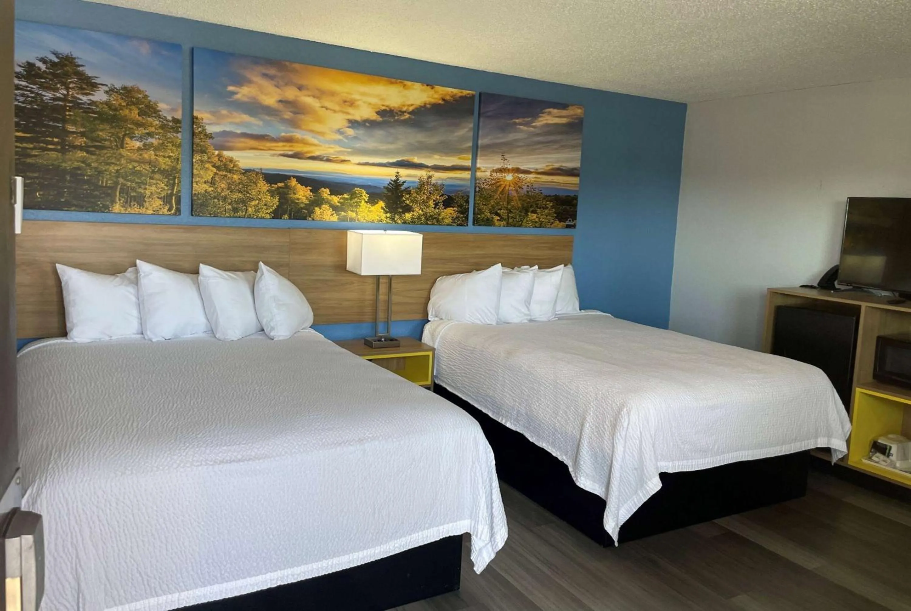 Photo of the whole room, Bed in Days Inn by Wyndham Gatesville