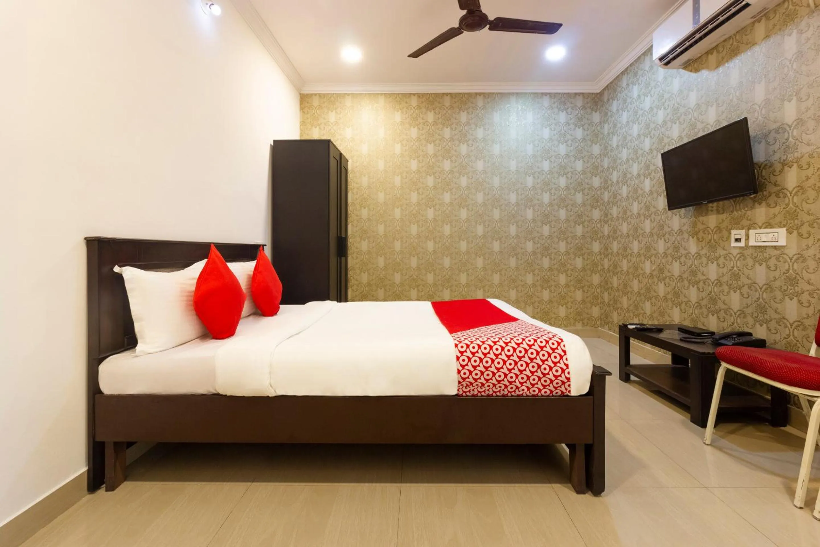 Bedroom, Bed in Super Hotel O Alpine Glow Heights