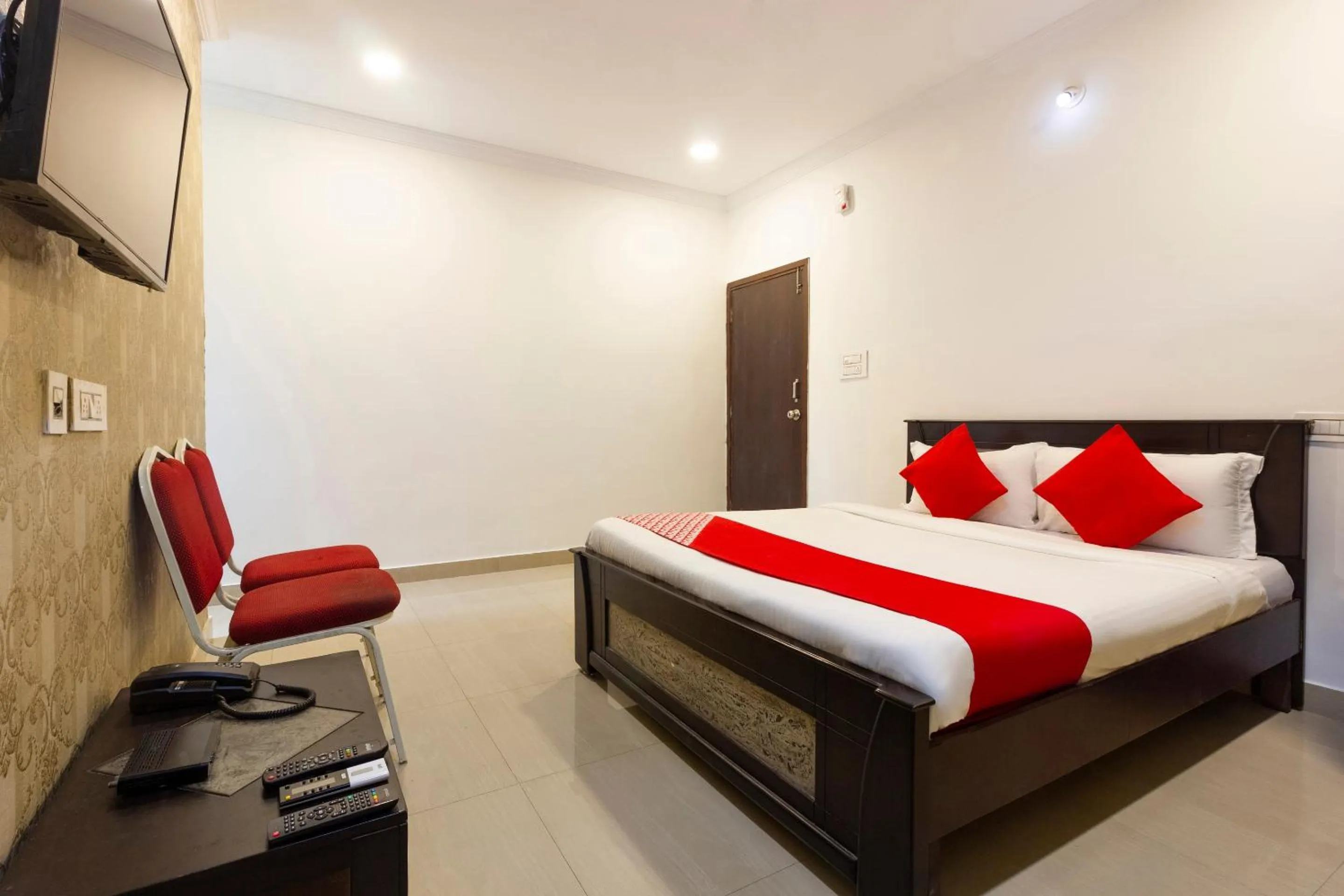 Bedroom, Bed in Super Hotel O Alpine Glow Heights