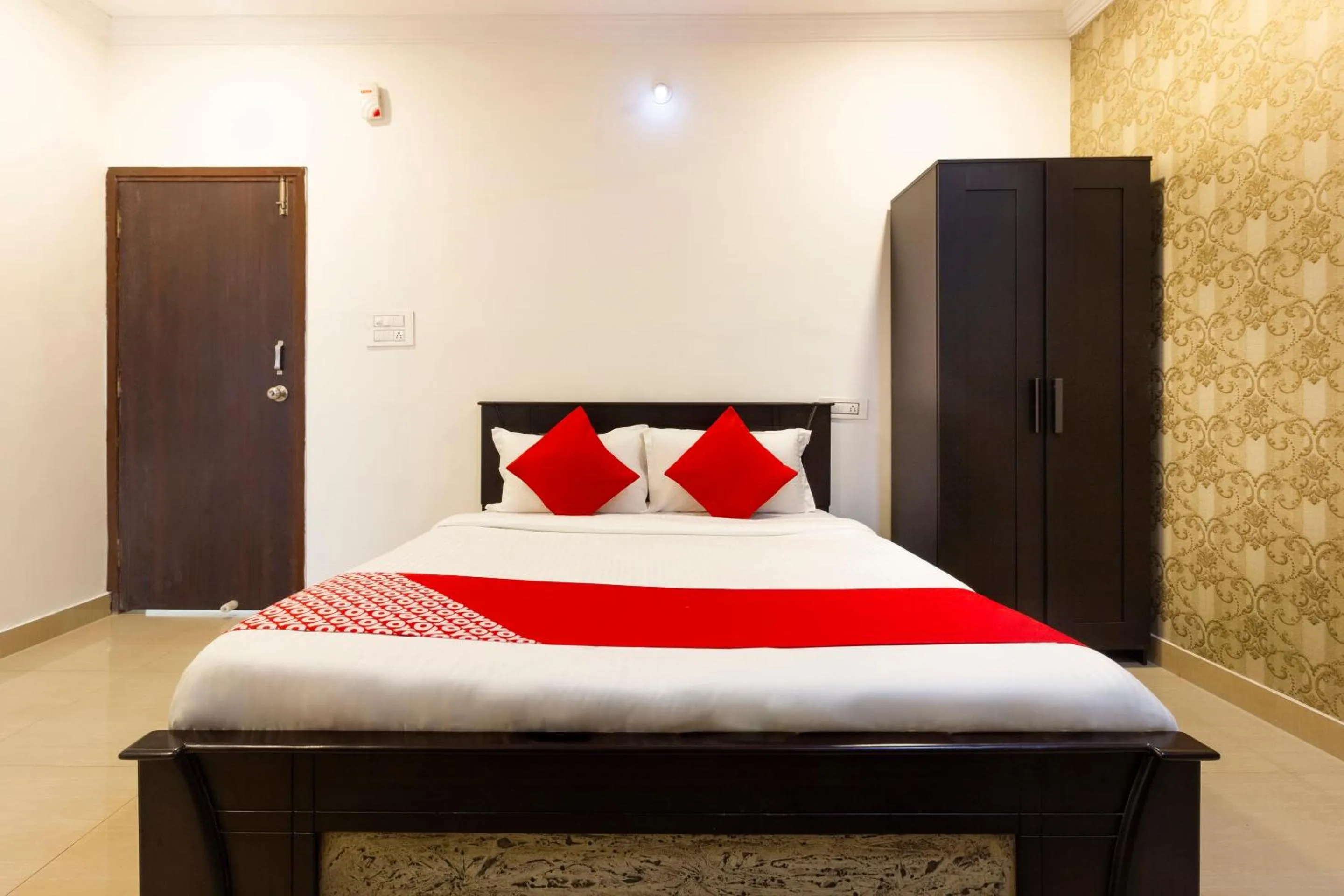 Bedroom, Bed in Super Hotel O Alpine Glow Heights