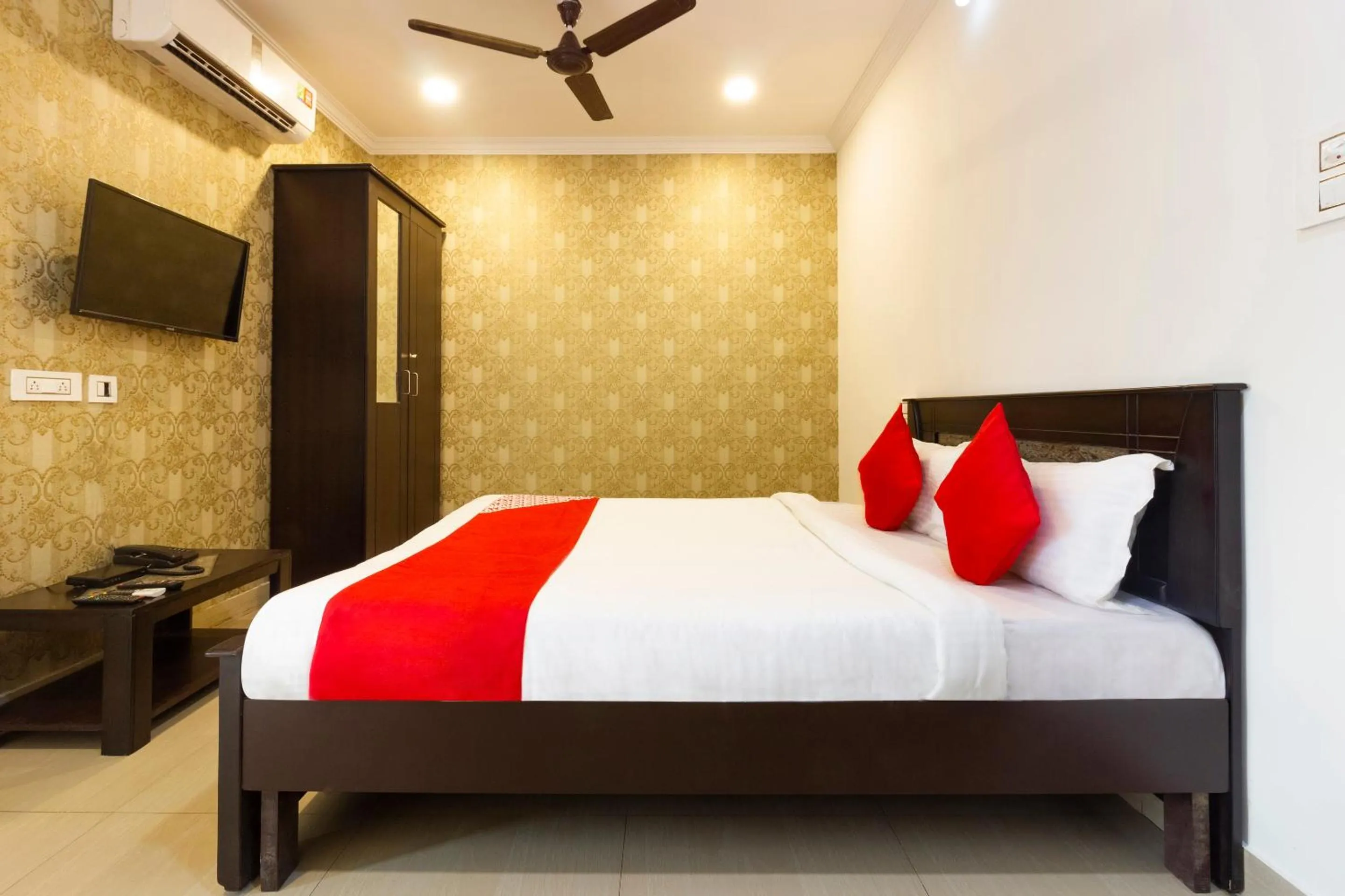 Bedroom, Bed in Super Hotel O Alpine Glow Heights