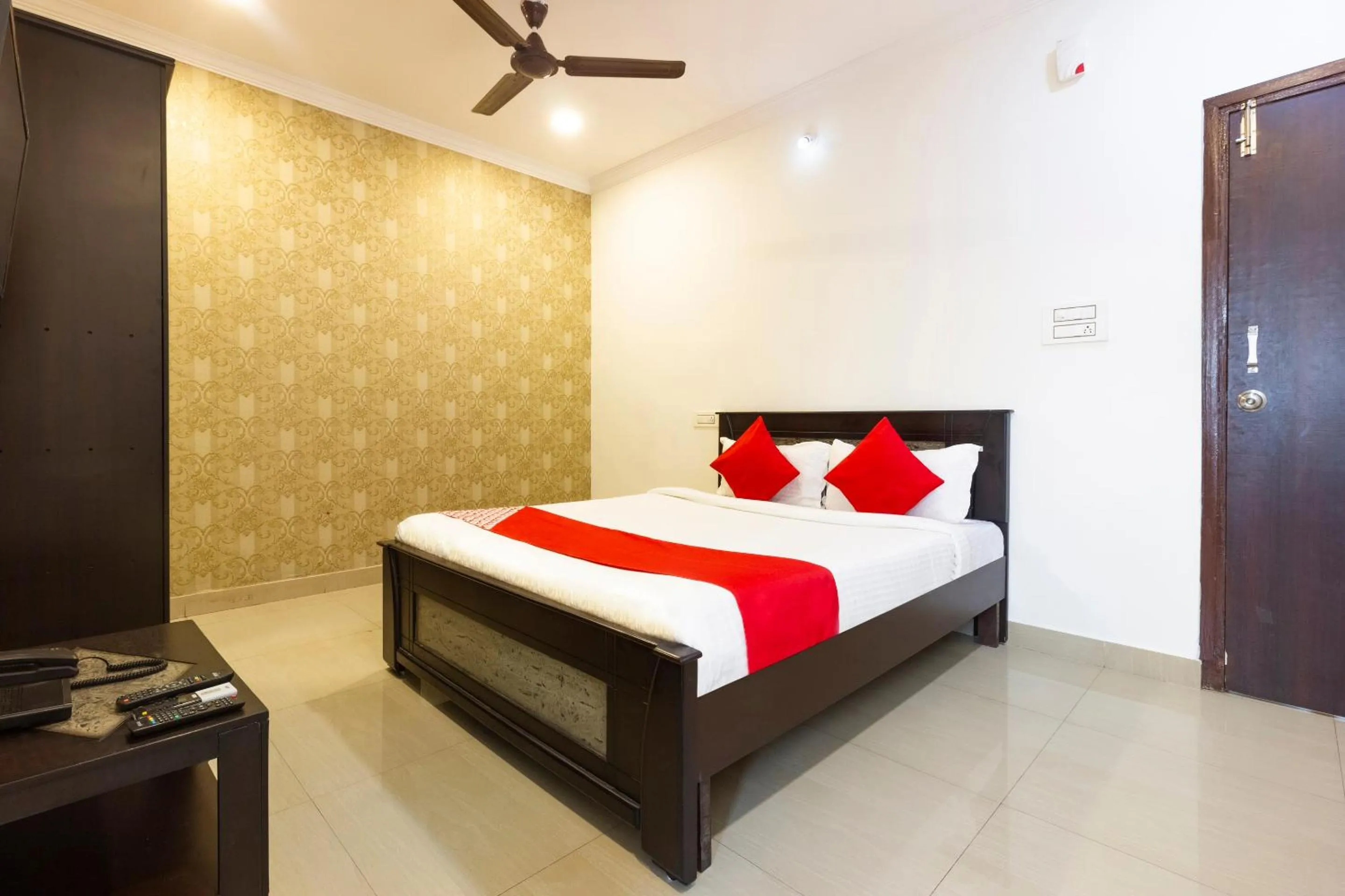 Bedroom, Bed in Super Hotel O Alpine Glow Heights