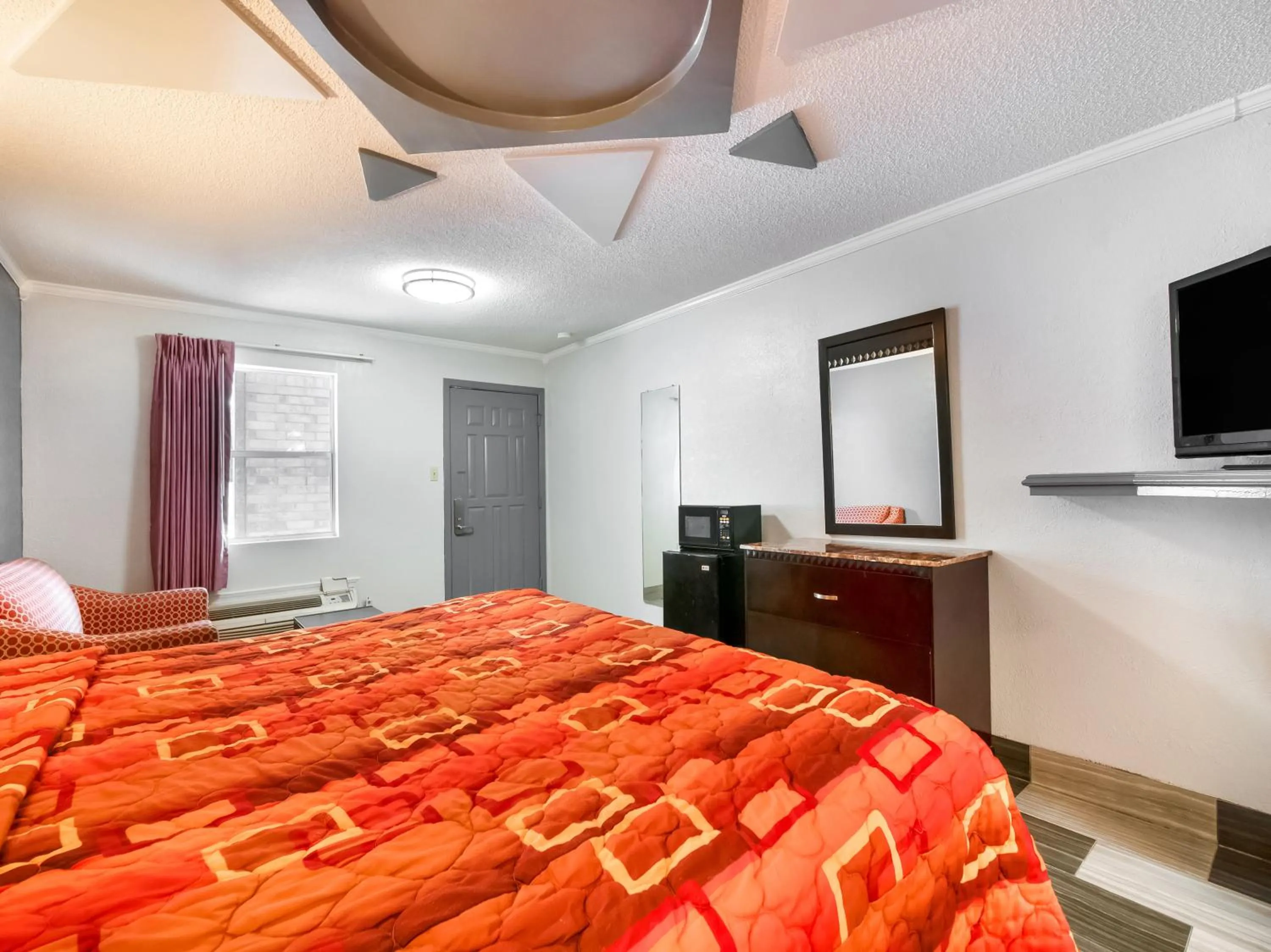 TV and multimedia in OYO Hotel Houston I-69 & I-610