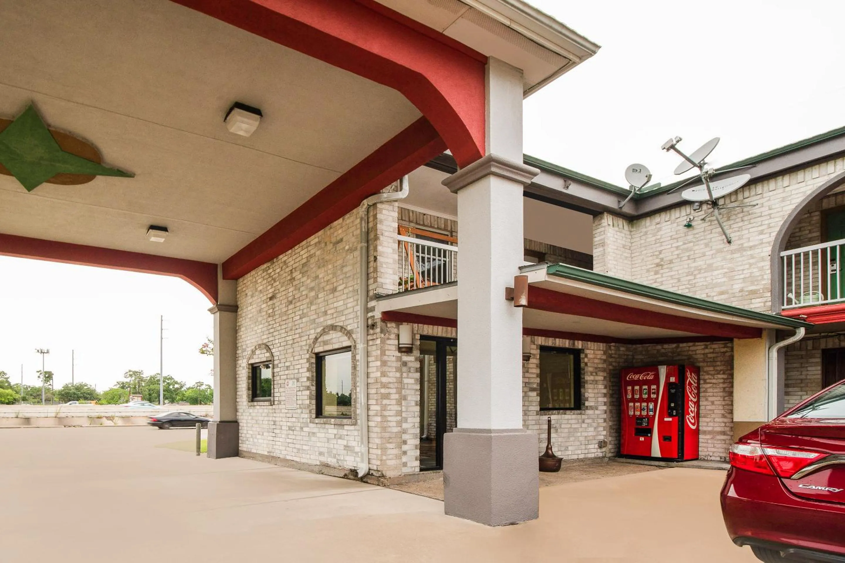 Patio, Property Building in OYO Hotel Houston I-69 & I-610