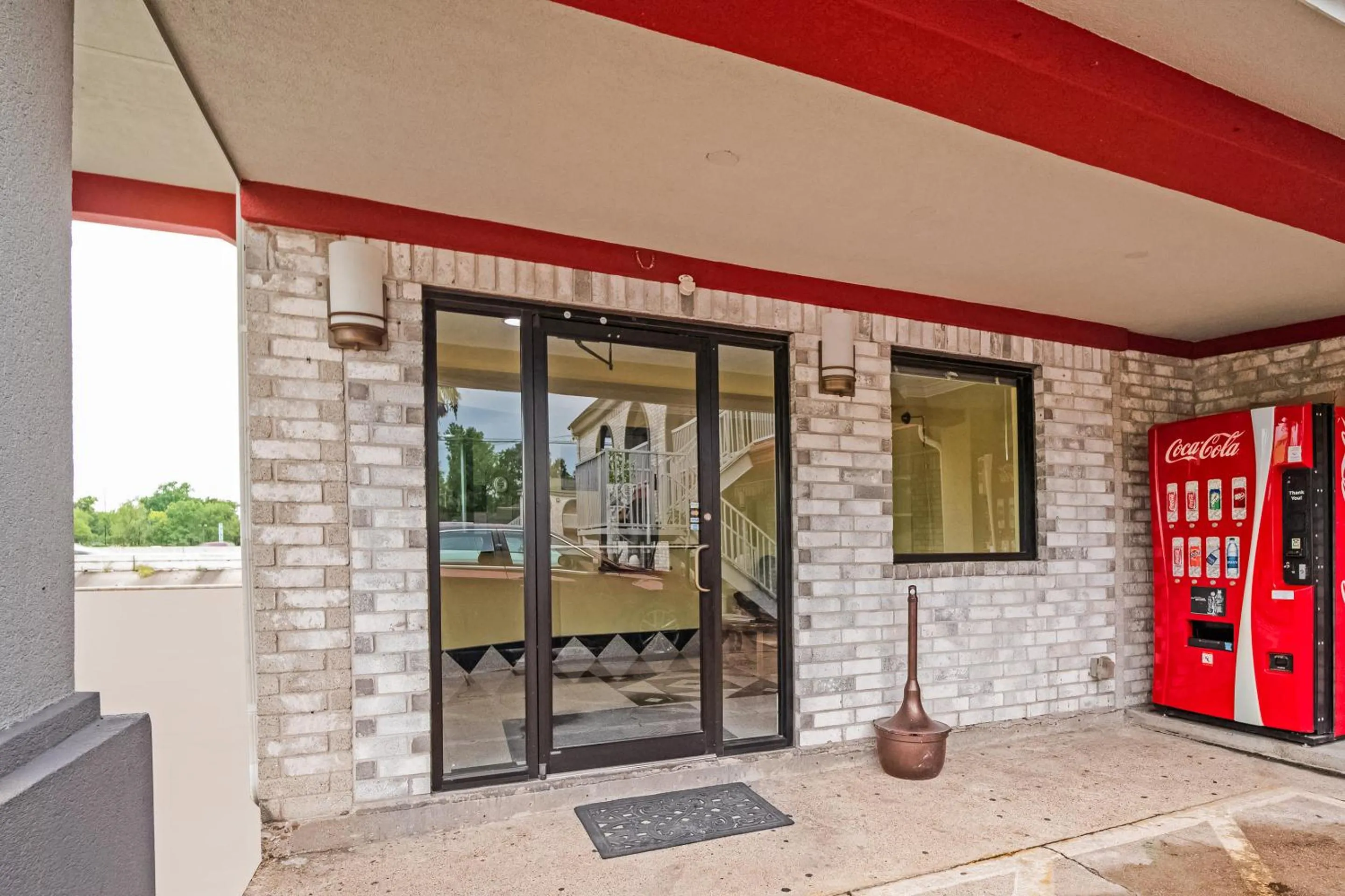 Facade/entrance in OYO Hotel Houston I-69 & I-610