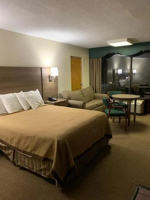 Bed in Riverside Motor Lodge - Pigeon Forge