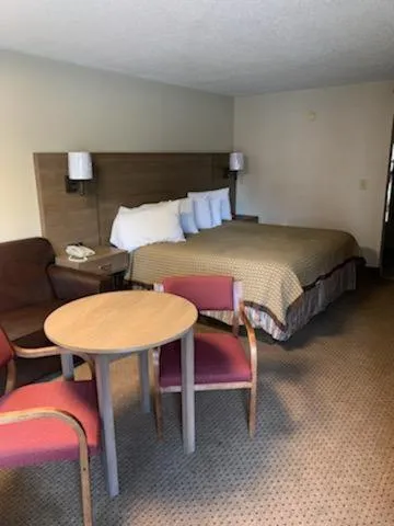 Bed in Riverside Motor Lodge - Pigeon Forge