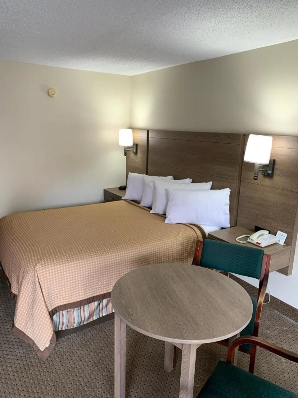 Bed in Riverside Motor Lodge - Pigeon Forge