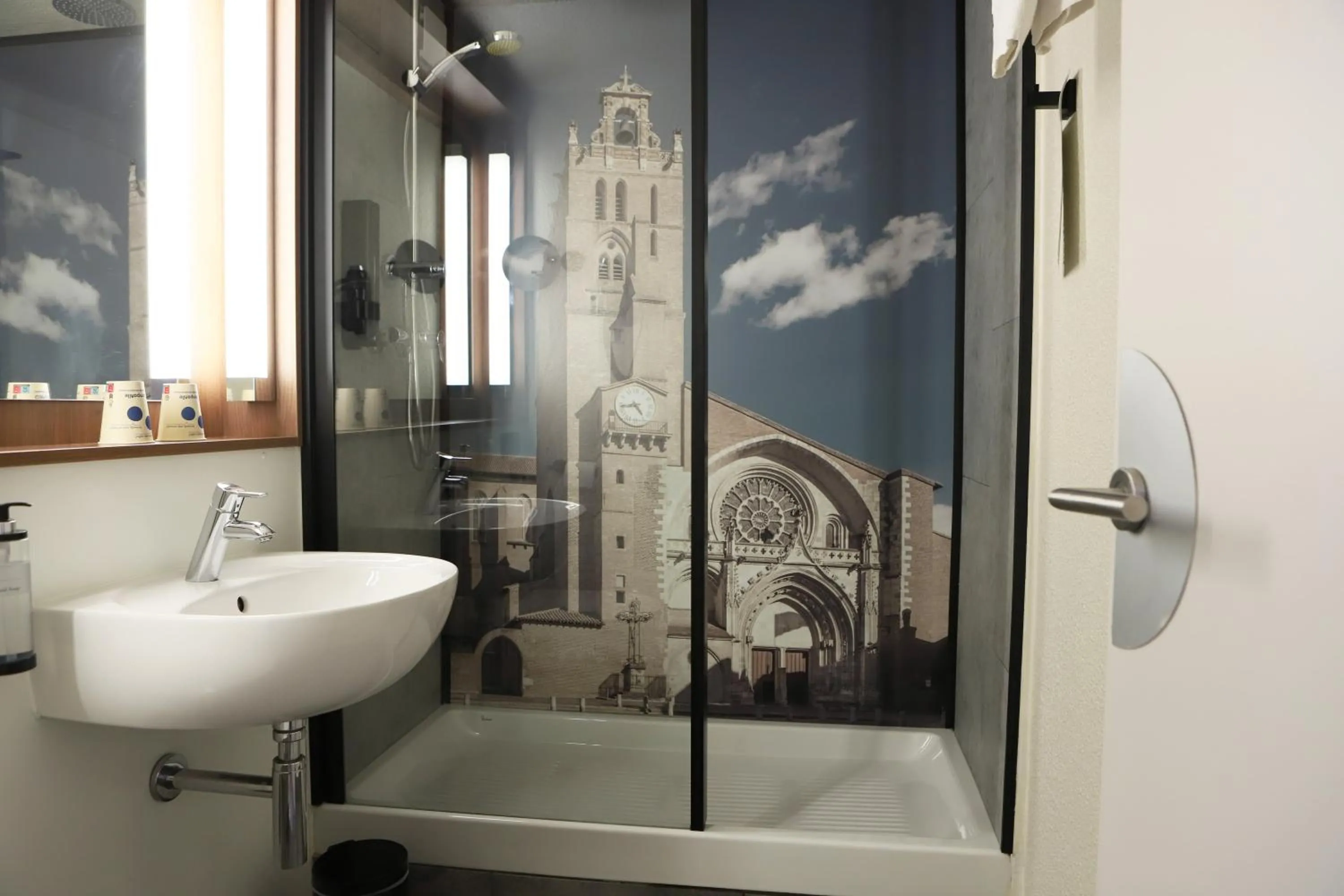 Bathroom in Campanile Toulouse Balma - Cité de l'Espace