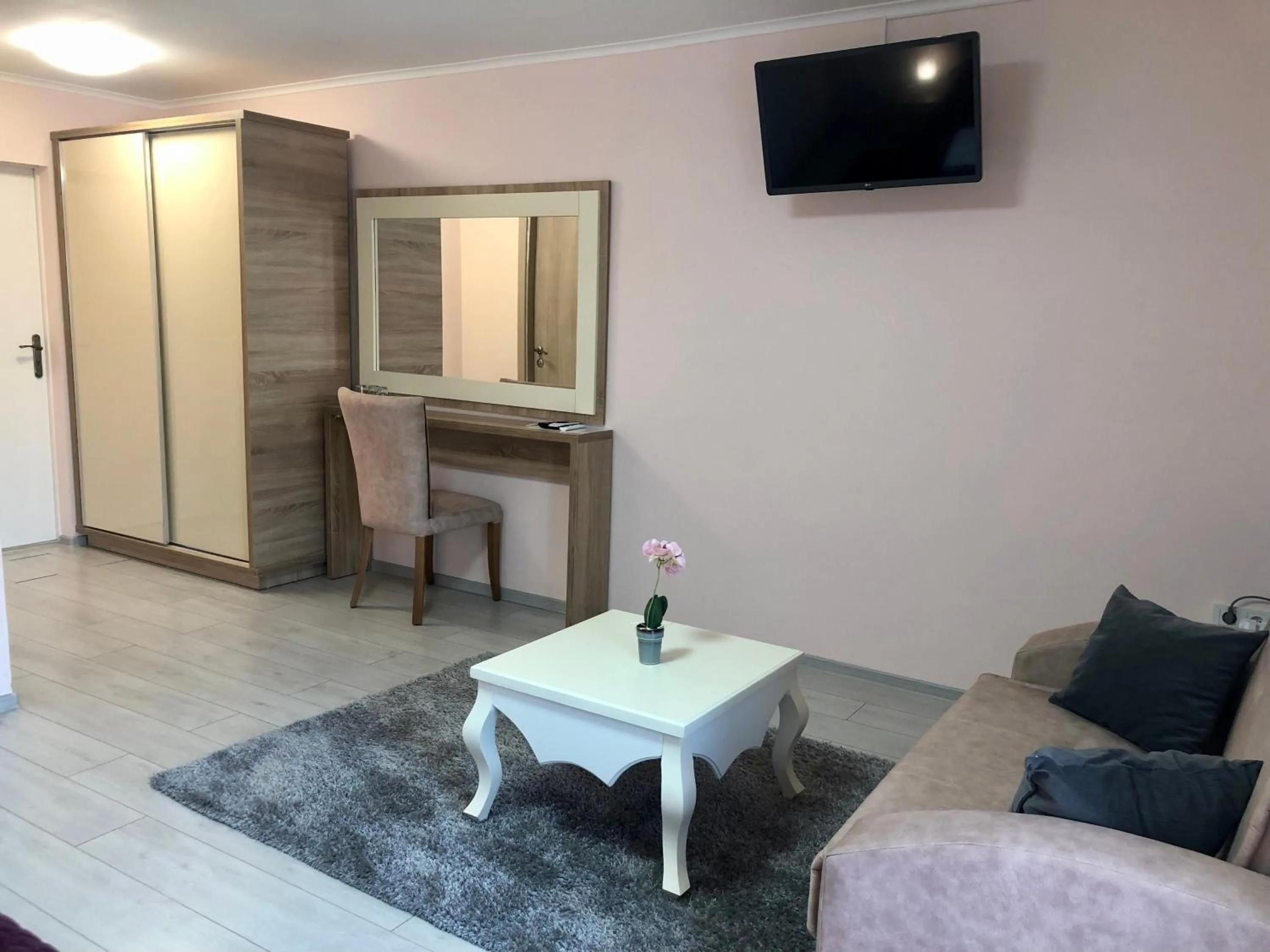 Seating area, TV/Entertainment Center in Alenso Guesthouse