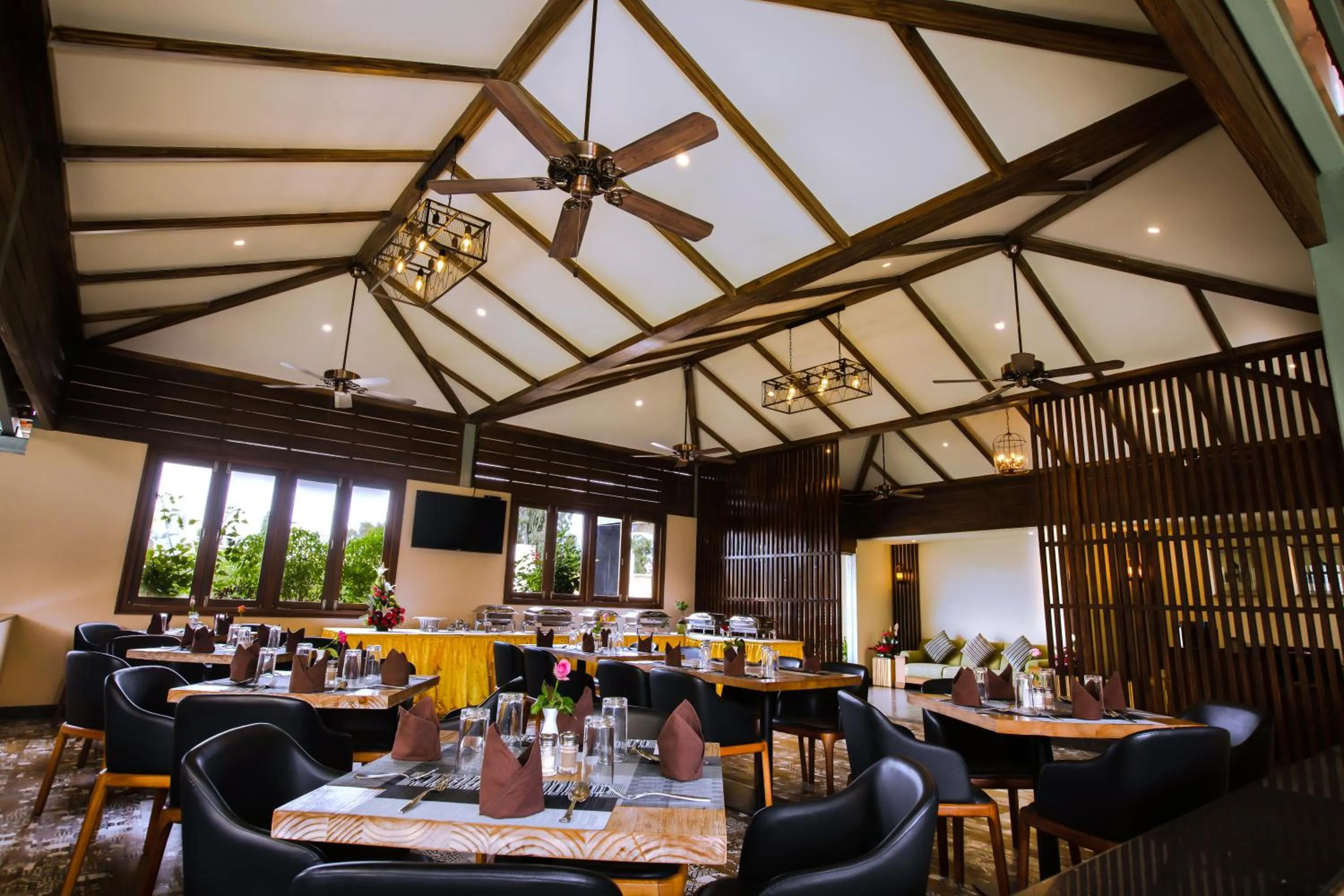 Restaurant/places to eat in Hotel RK Gardenia