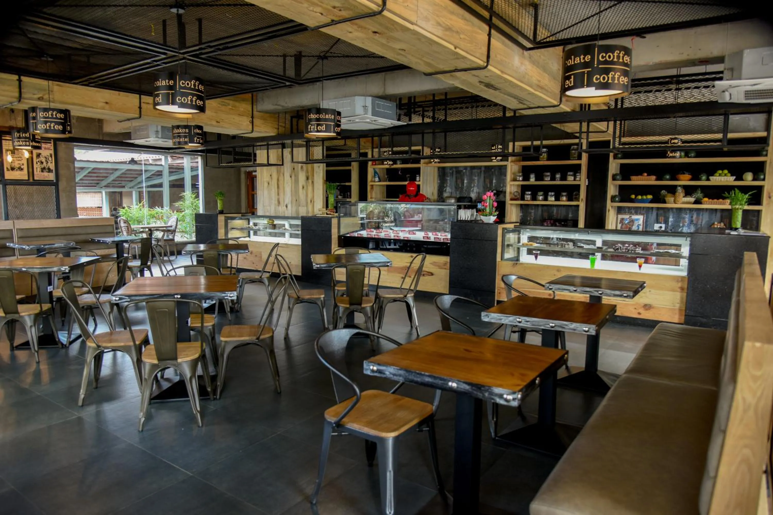 Restaurant/places to eat in Hotel RK Gardenia