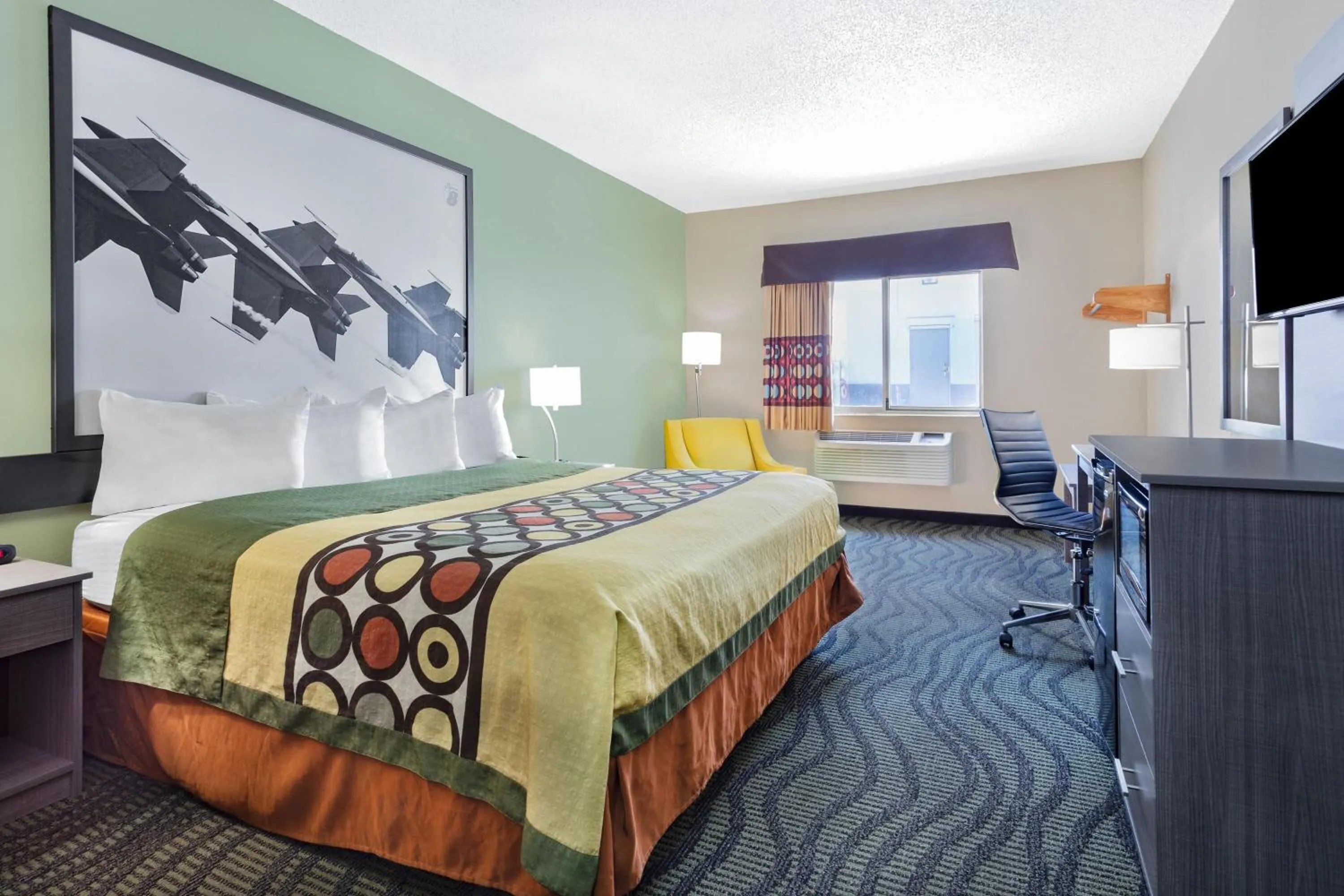 Photo of the whole room, Bed in Super 8 by Wyndham Kokomo