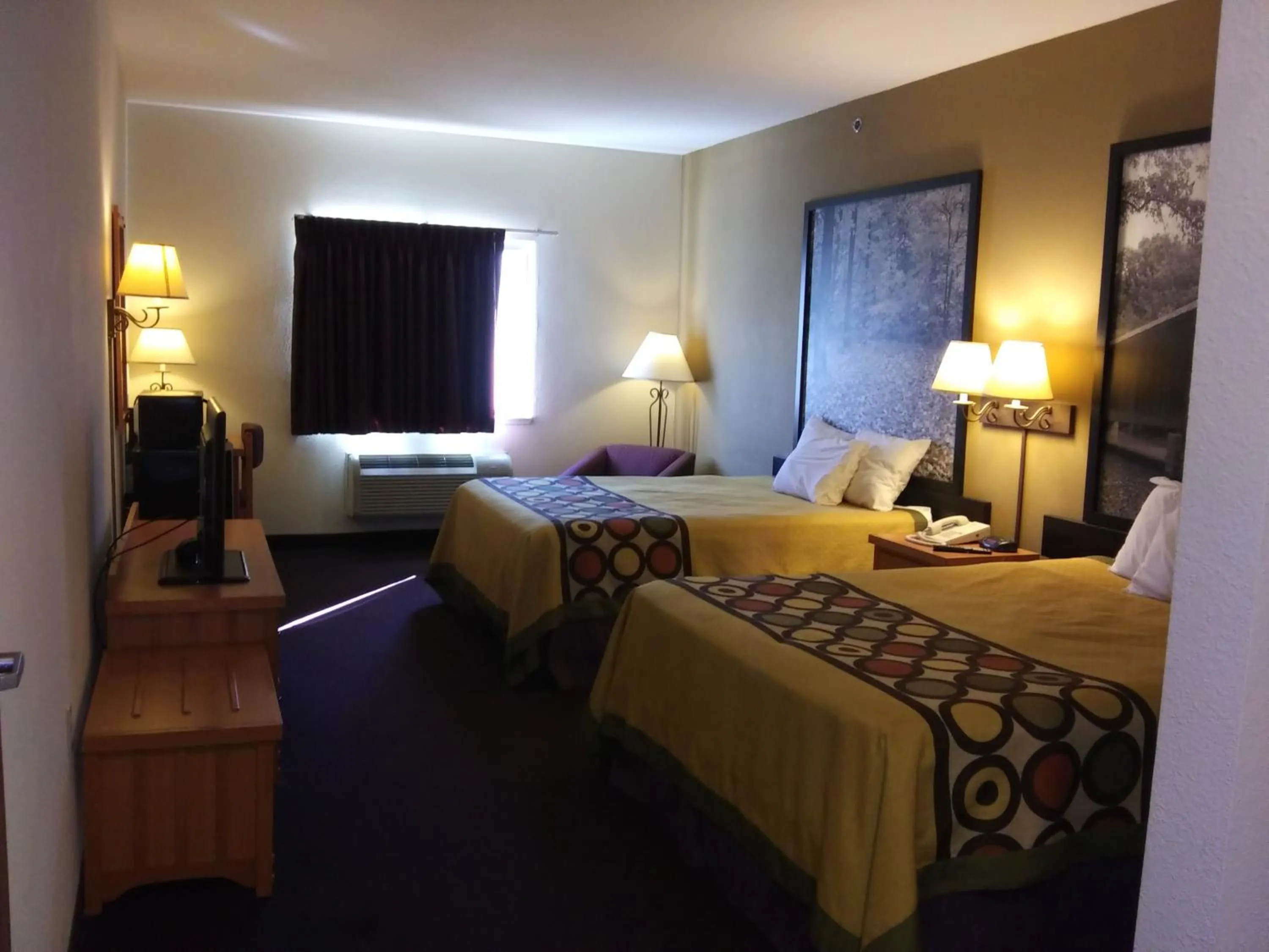 Bedroom, Bed in Super 8 by Wyndham Columbia East