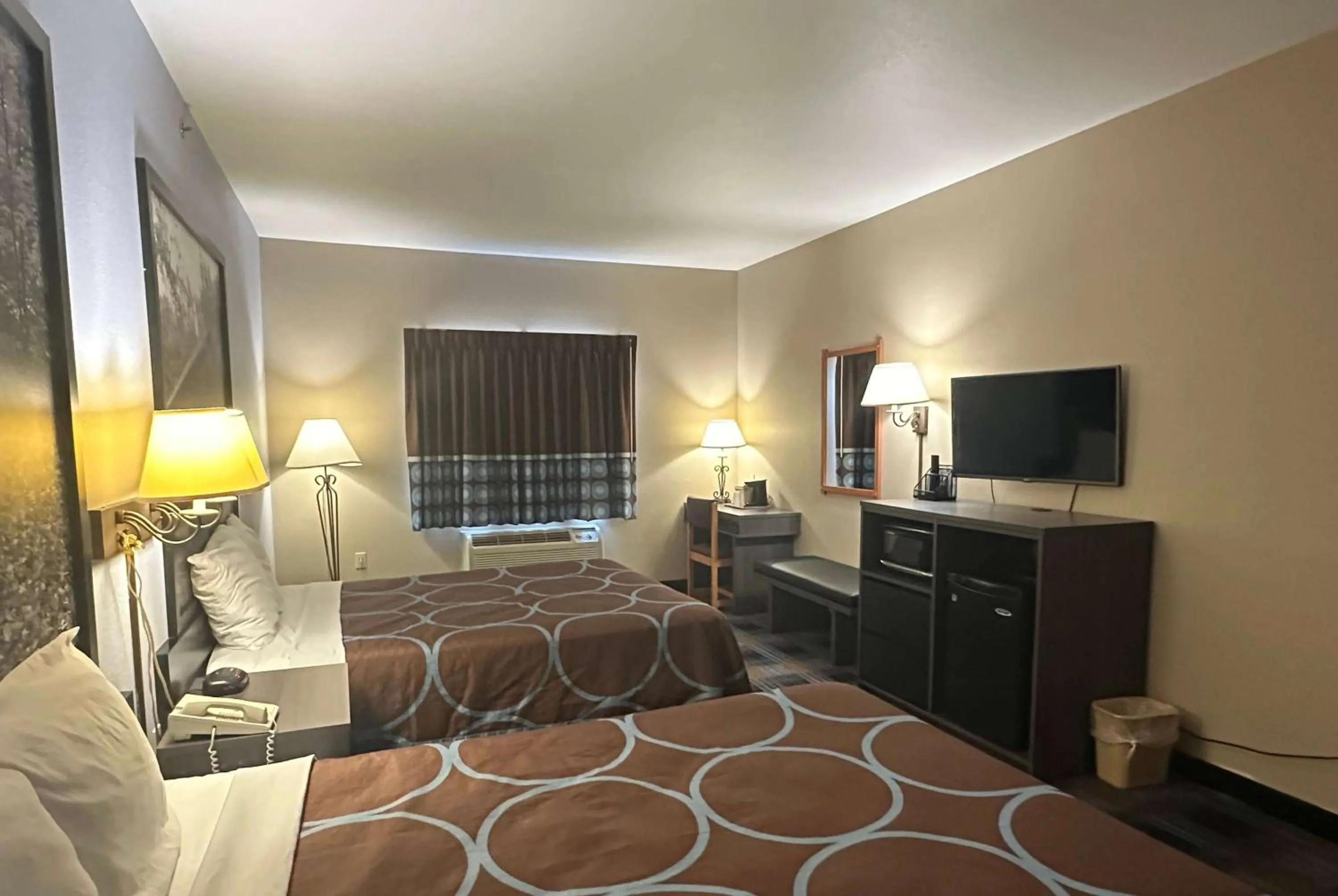 Photo of the whole room, Bed in Super 8 by Wyndham Columbia East